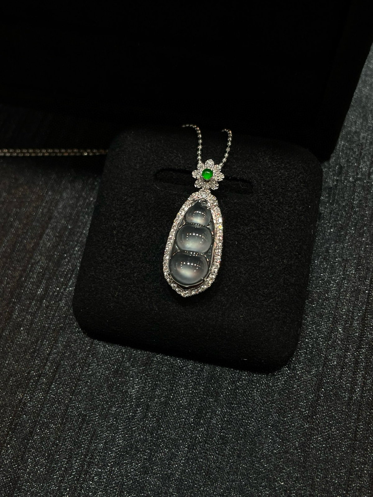 高冰 起光 福豆吊坠

18k金配钻镶嵌