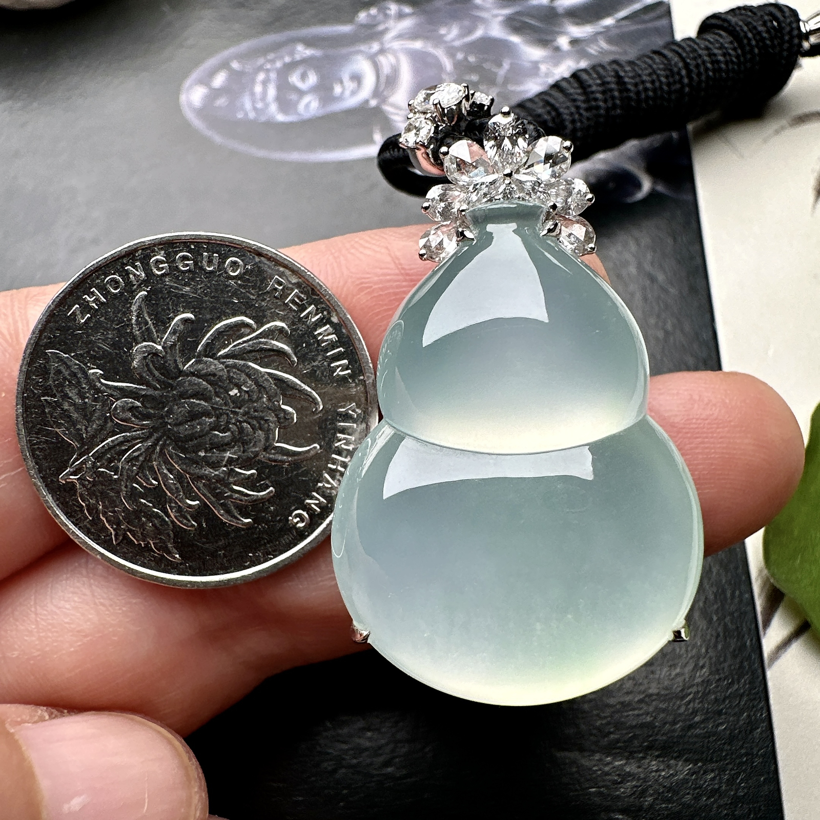 【冰种大葫芦吊坠】质地细腻清爽，荧光感强烈，荧光感强烈，18K金钻镶嵌，裸石尺寸31.4*23.6*7.5毫米