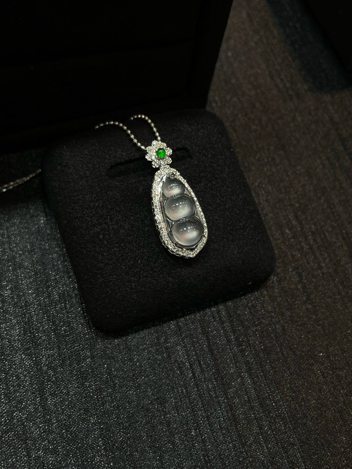 高冰 起光 福豆吊坠

18k金配钻镶嵌