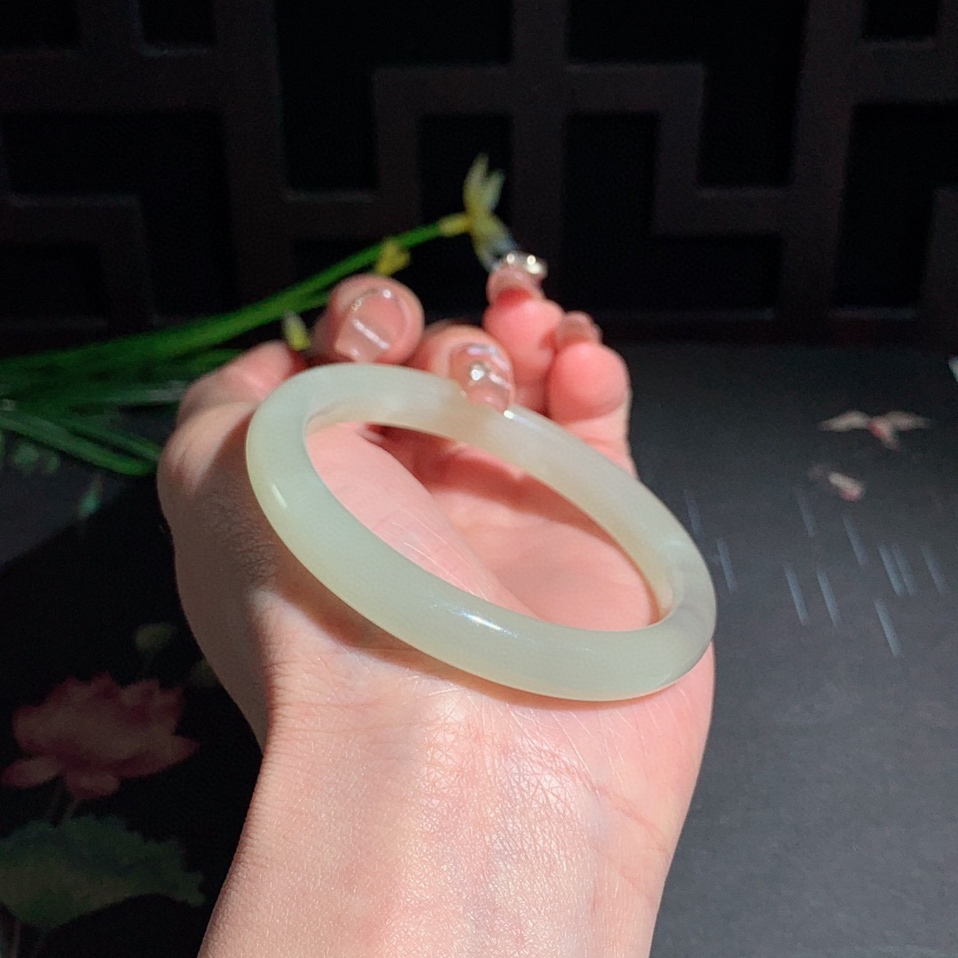 和田玉54圈晴水色手镯！玉质细腻油润 ，底色纯净 ，无裂无黑 ，脂粉好，品质高，料子好。