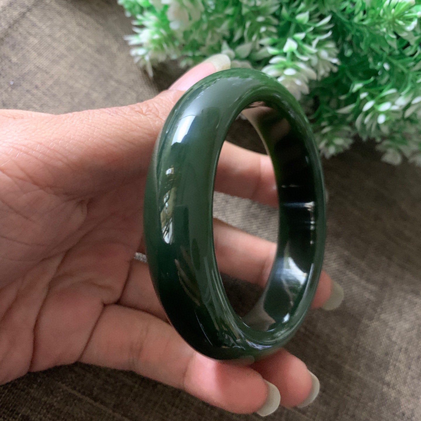 和田玉碧玉62圈口菠菜绿宽版手镯，镯型古朴典雅。在诗情画意的雨巷相遇，你是我腕间的一抹风情，有你眸有深情.清风荡漾湖间静水，我愿俯身低眉，在烟波涟漪处寻