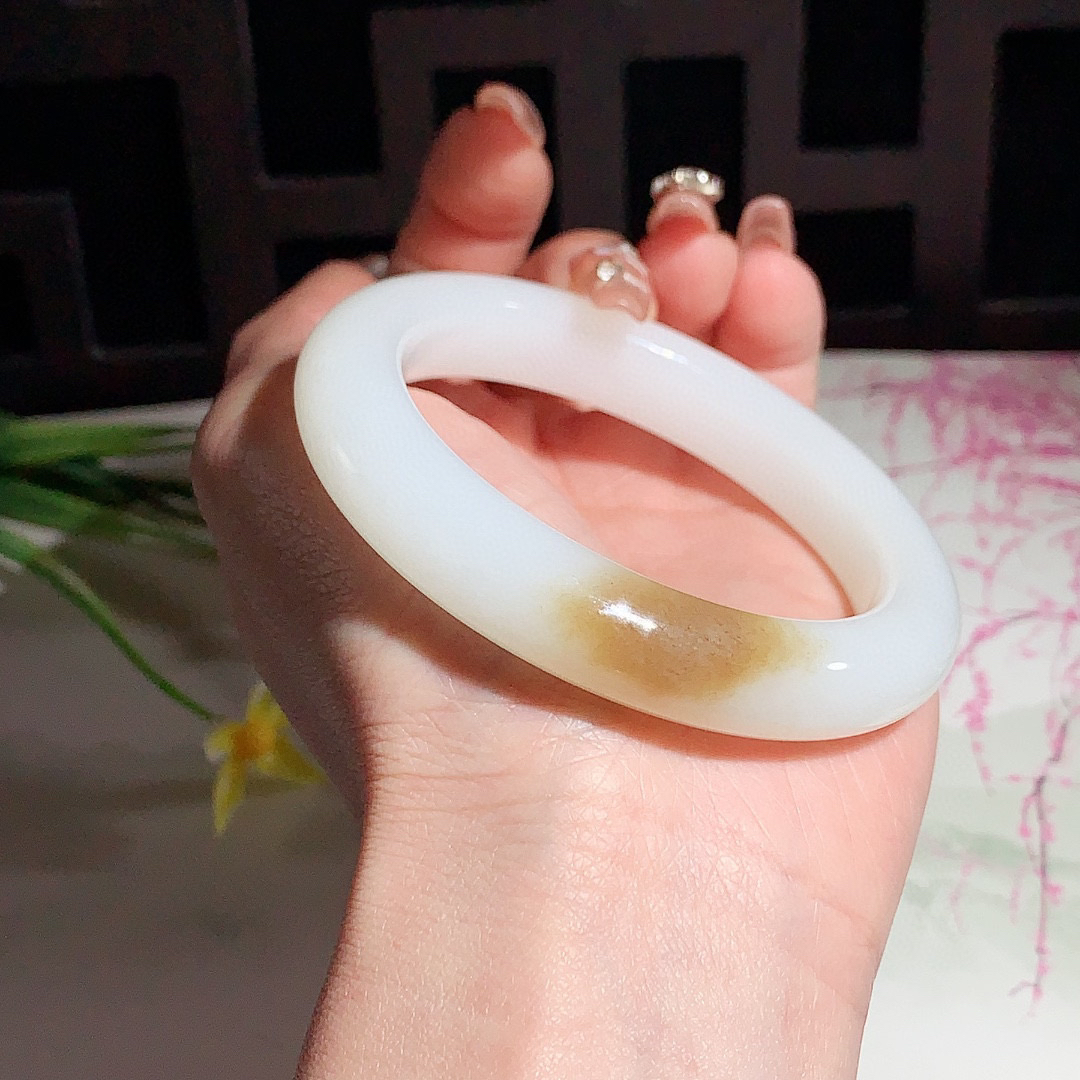 收藏款，和田玉55圈口且末糖手镯！玉质细腻油润 底色纯净 无裂无杂 脂粉好，品质高。