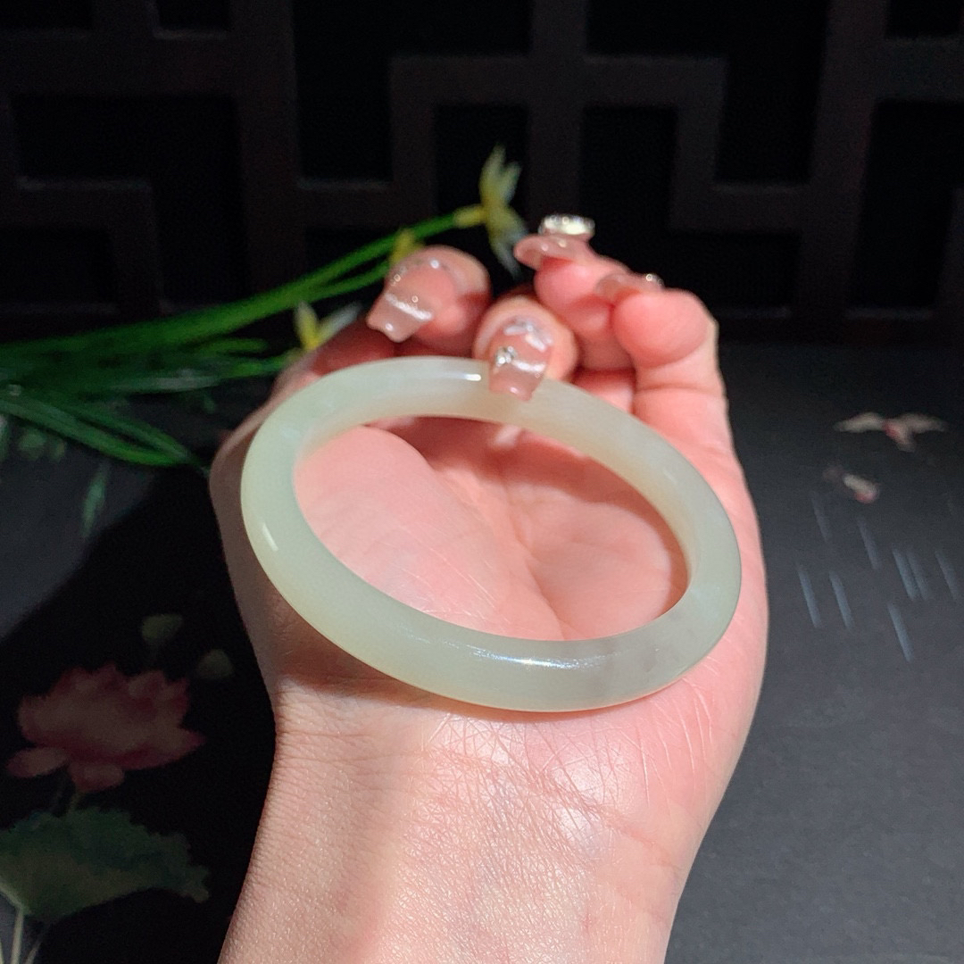 和田玉54圈晴水色手镯！玉质细腻油润 ，底色纯净 ，无裂无黑 ，脂粉好，品质高，料子好。