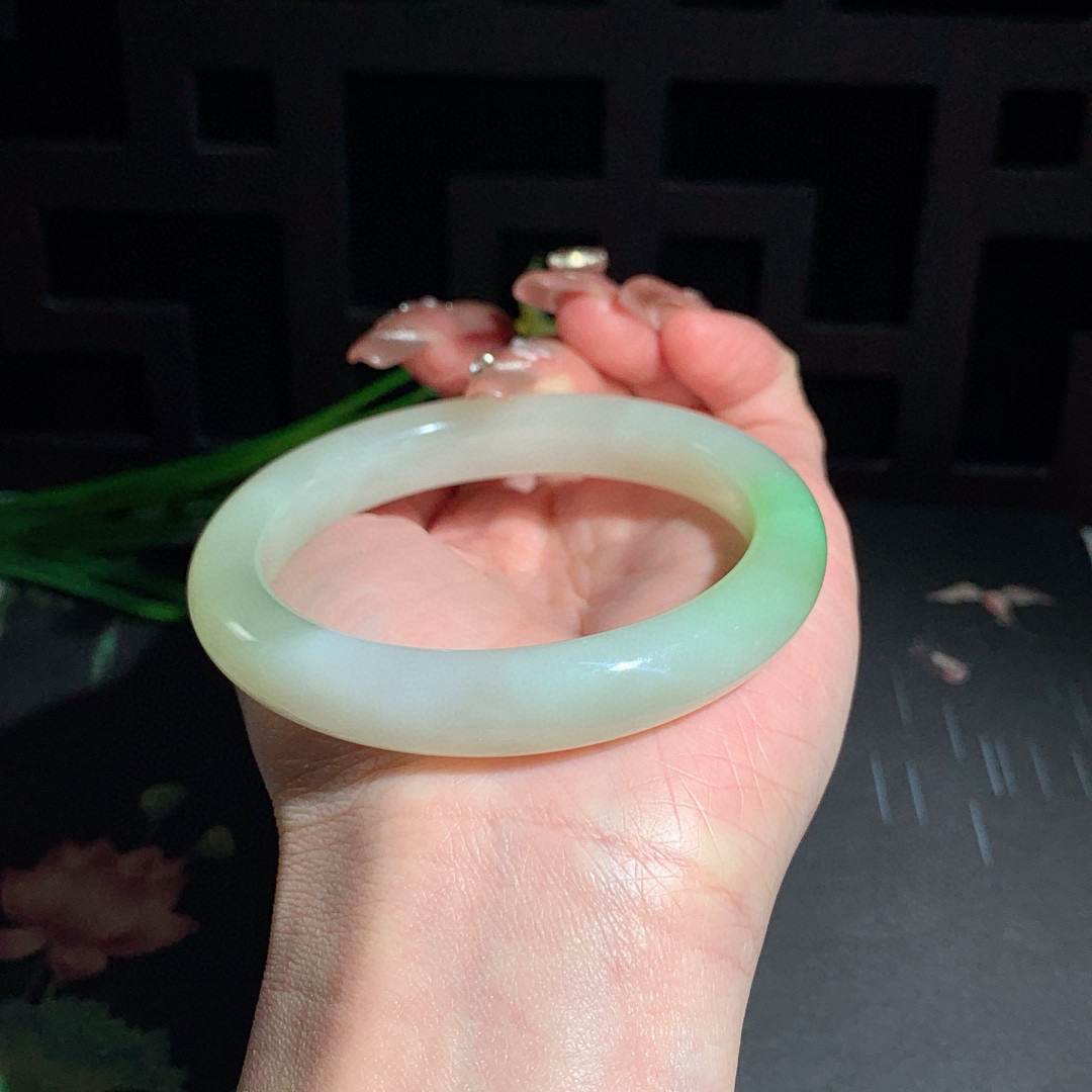 和田玉58圈口翠青手镯！玉质细腻油润 底色纯净 无裂无黑 脂粉好，品质高