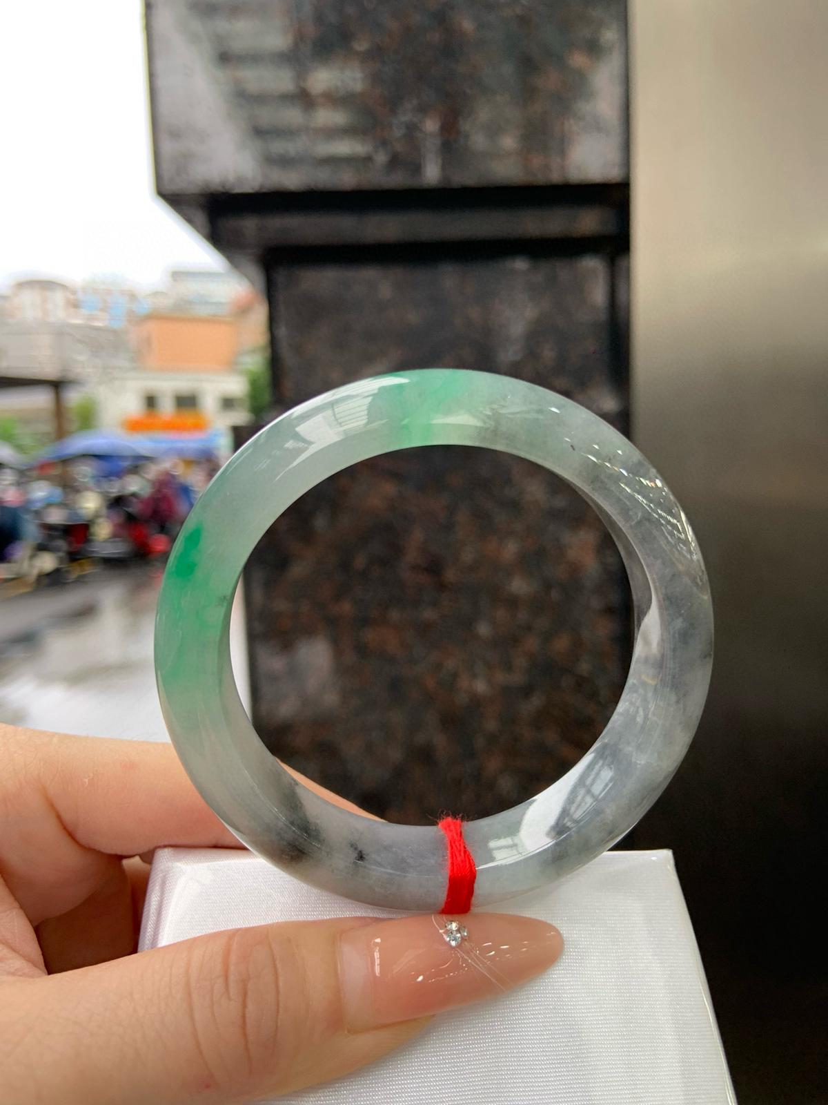 乌鸡飘绿正圈
56.3-13-9.2
底妆干净细腻，阳绿花色点睛之笔，芝麻糊即视感，比较有特色的一条美镯