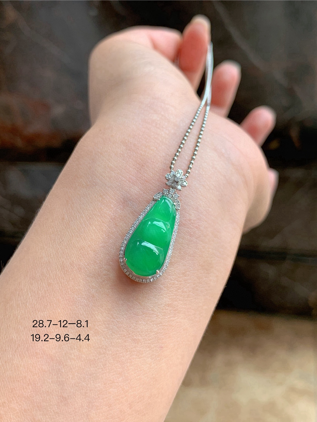 阳绿·福豆

这颗“绿胖子”福豆，色匀种老，谁戴谁好看