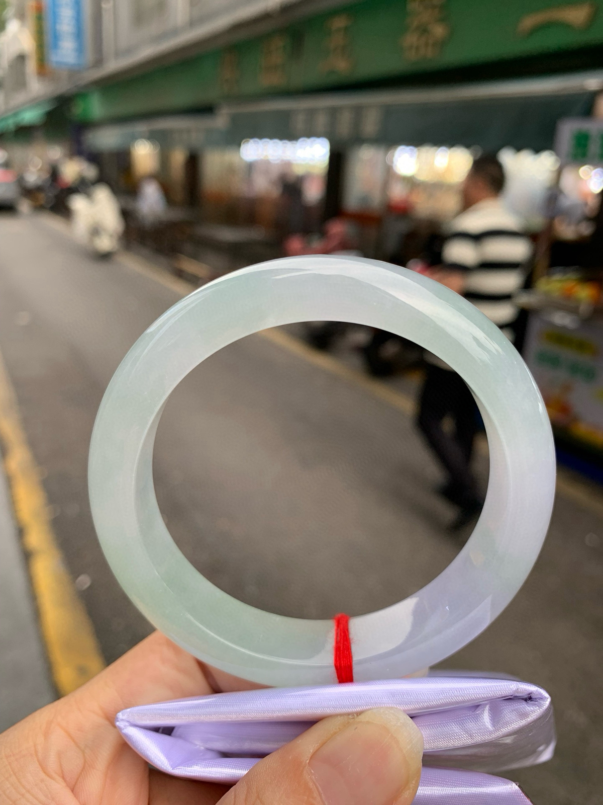 淡春彩正圈
58.7-8.7-13
底妆水润细腻，淡淡晴绿底色和淡紫底宛如春天的繁华。在岁月的长河流转中绽放着独特的魅力，气质温婉而迷人。