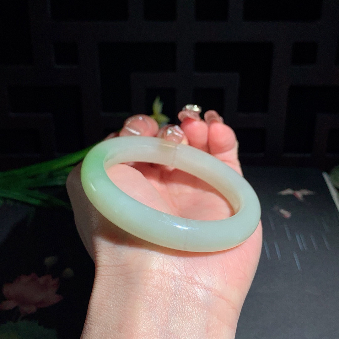 和田玉54.5圈口翠青手镯！玉质细腻油润 底色纯净 无裂无黑 脂粉好，品质高