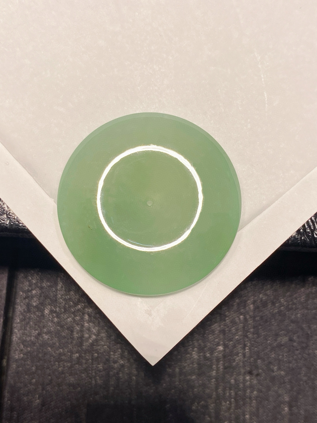 晴绿·平安扣

胶胶润润的晴绿扣，藏着春日的鲜