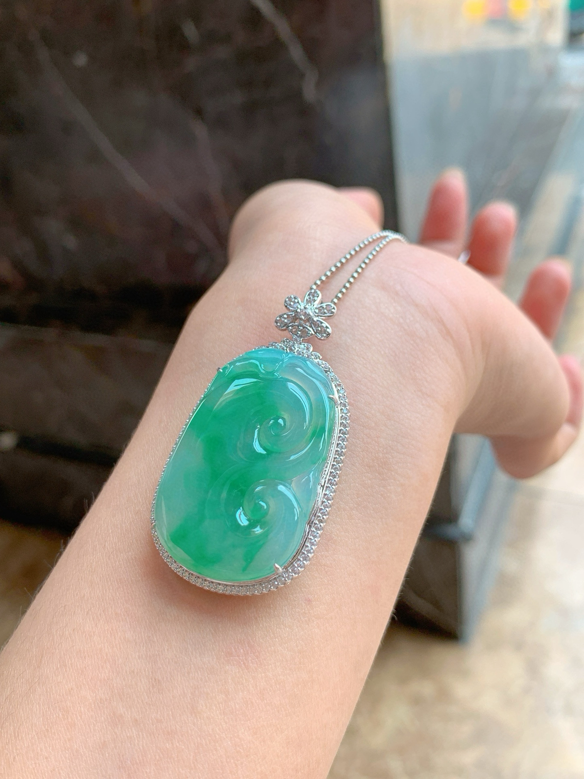 🤍飘色·如意

冰润飘绿如意，翠色绕纹藏雅韵～