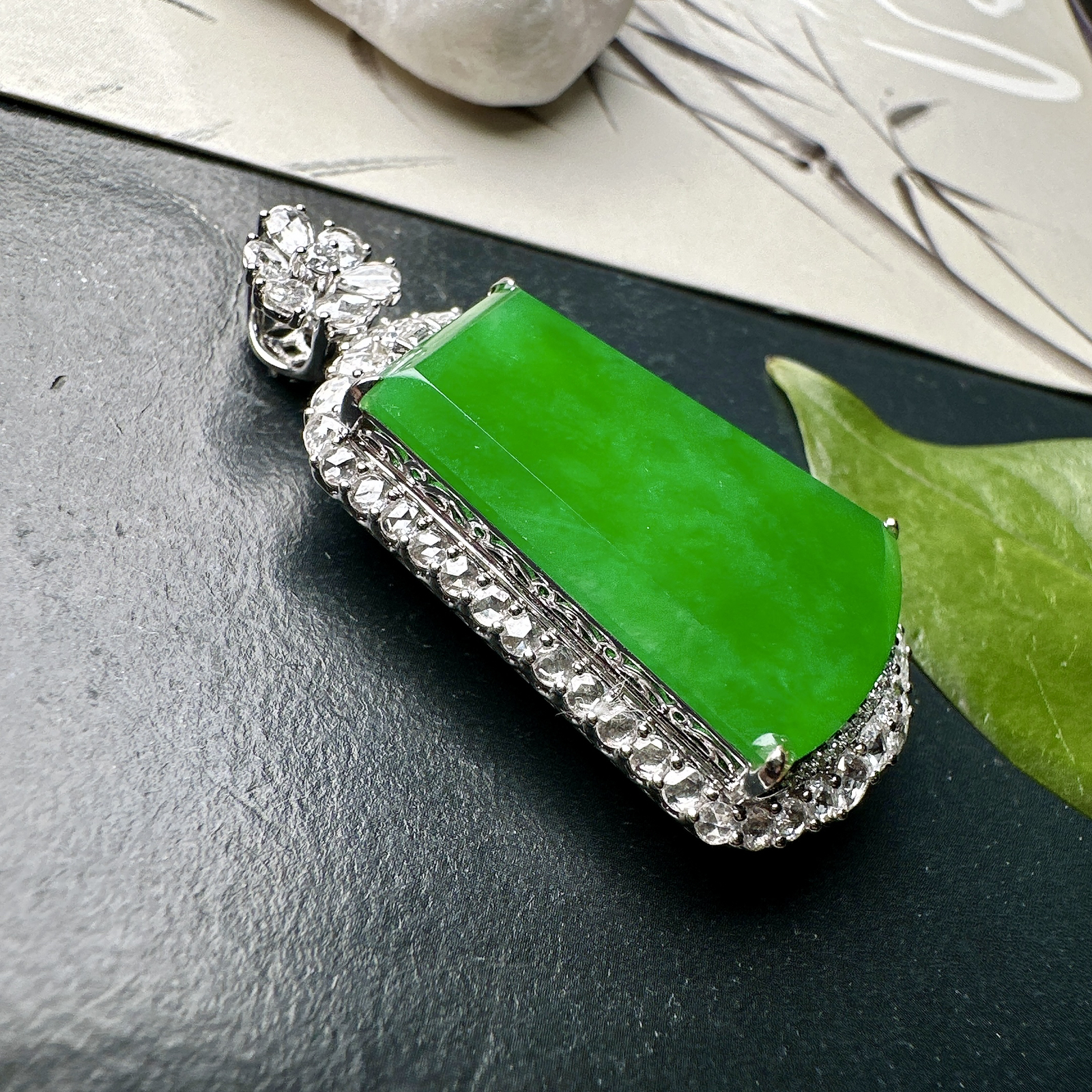 【冰种满绿无事牌】阳绿色泽，种水上乘，通透闪亮，晶莹剔透。18K金钻镶嵌，裸石尺寸26.2*18.4*3毫米。