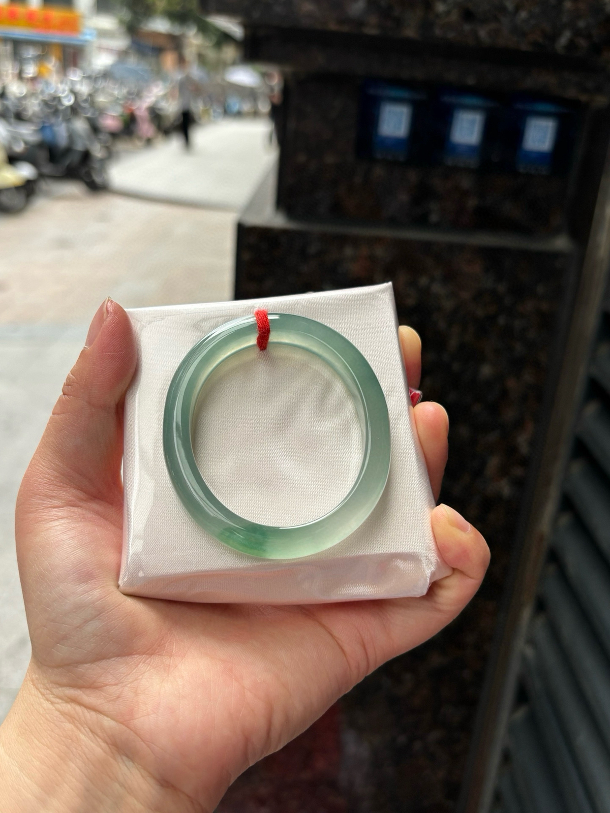 冰湖水绿飘花贵妃
51.6-44-9-7.2
底妆干净冰胶细腻，湖水绿的底色清爽耐看，室内室外都一样飘花灵动温婉有气质