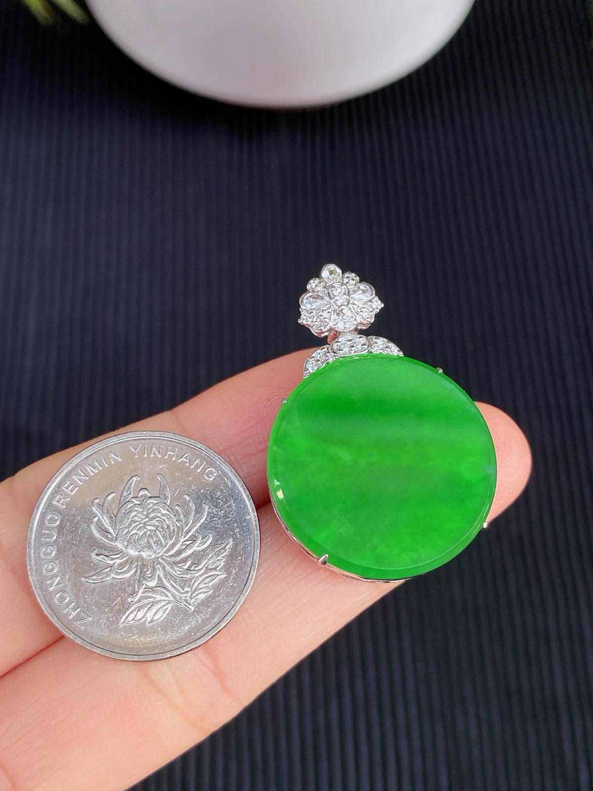 ​​​冰阳绿圆牌吊坠 
色泽浓郁鲜亮，光泽感满满
18k金镶嵌，精致又高级
实物更美～