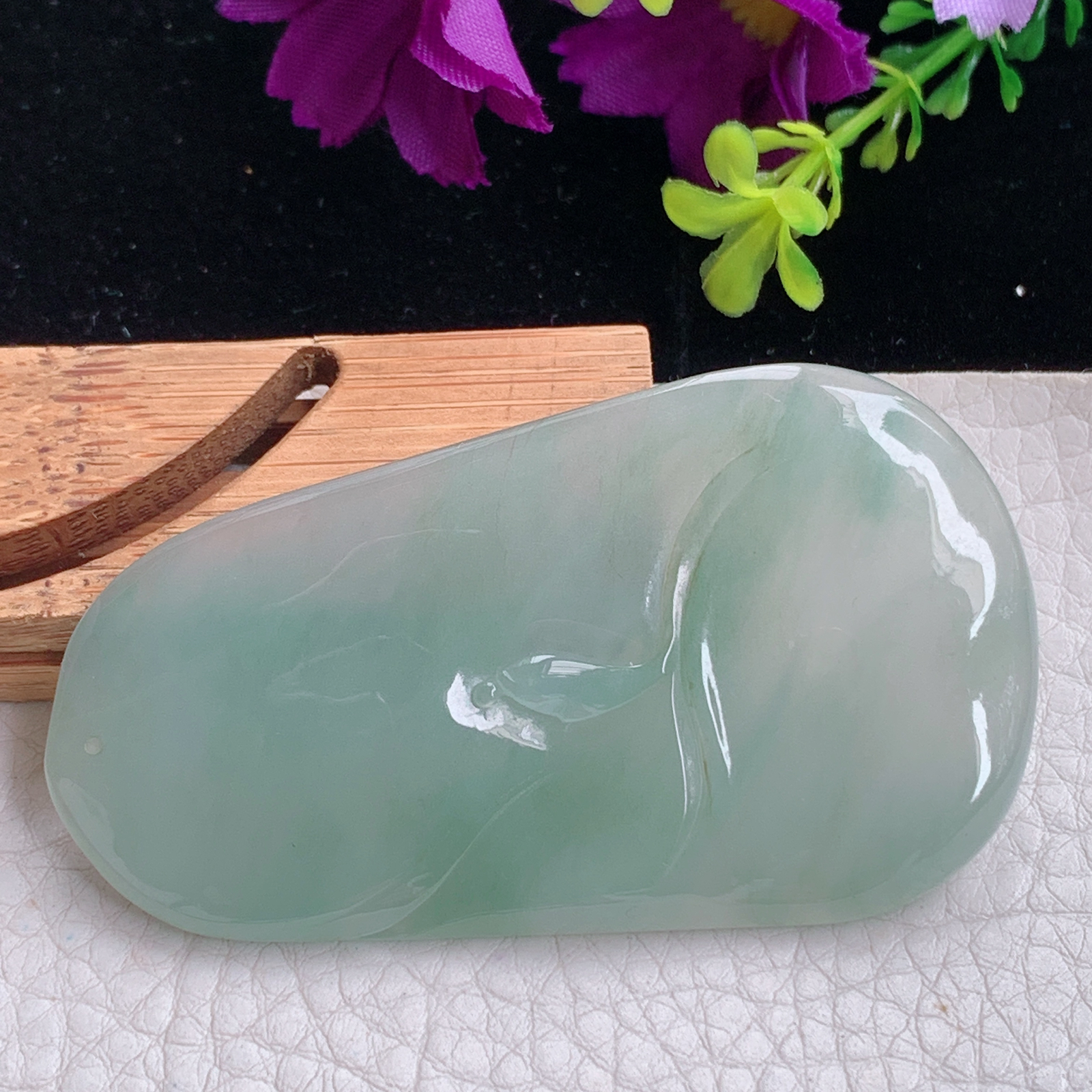 zz3实拍67*37.8*5缅甸翡翠冰透晴绿悟道吊坠