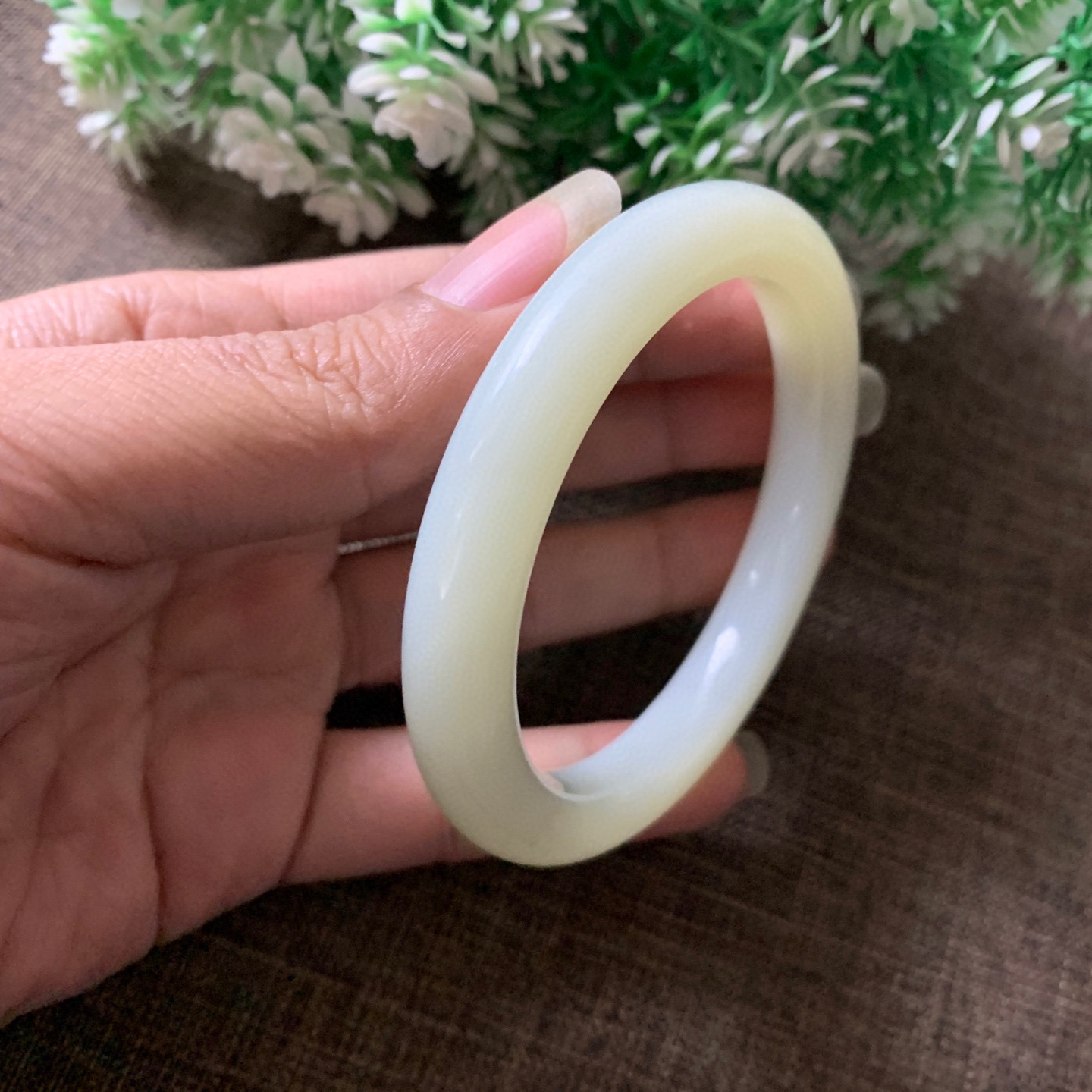 60.5圈口和田玉羊脂白手镯，镯型古朴典雅。在诗情画意的雨巷相遇，你是我腕间的一抹风情，有你眸有深情