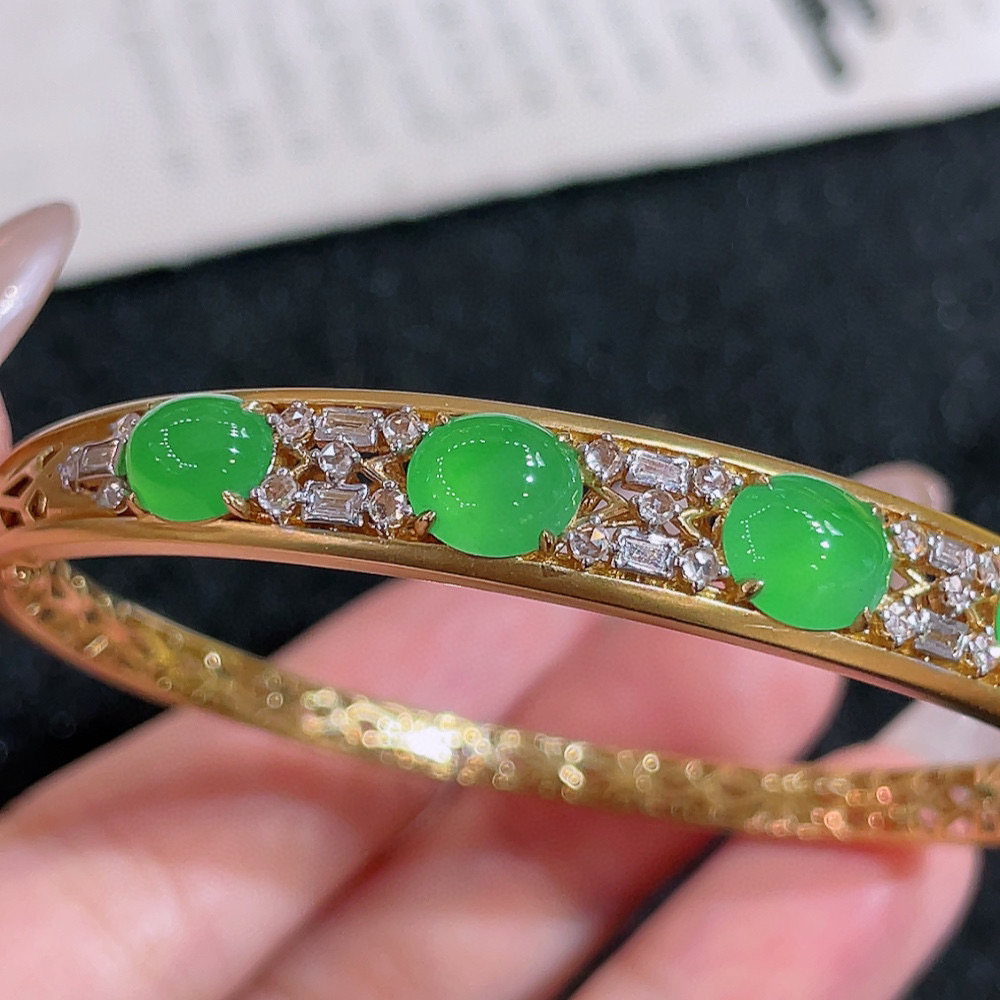 冰阳绿蛋面手镯  高端大气 性价比高 圈口56.50整体53.8-8.0-6.5裸石7.2-6.0