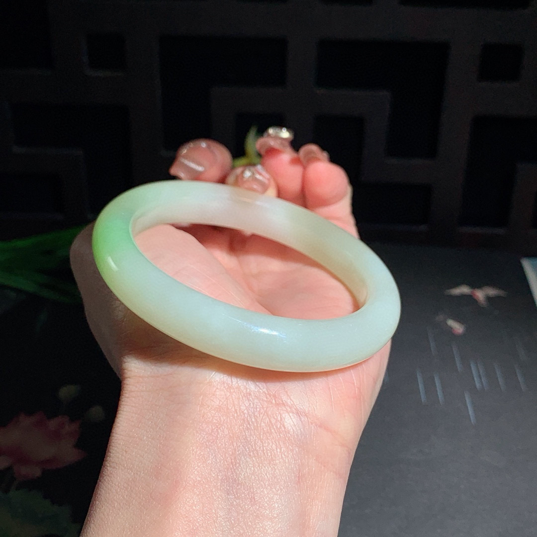 和田玉58圈口翠青手镯！玉质细腻油润 底色纯净 无裂无黑 脂粉好，品质高