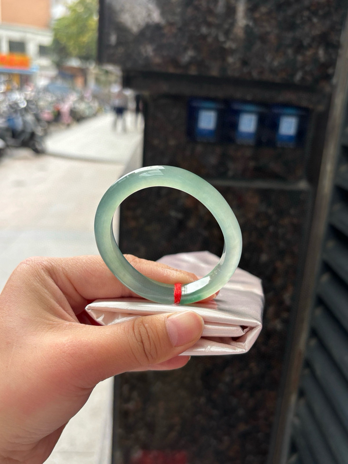 冰湖水绿飘花贵妃
51.6-44-9-7.2
底妆干净冰胶细腻，湖水绿的底色清爽耐看，室内室外都一样飘花灵动温婉有气质