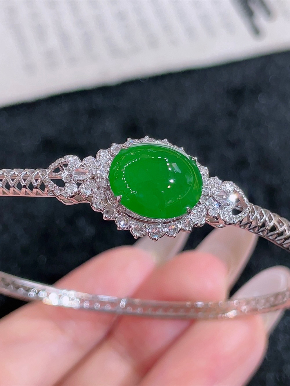 满绿鸽子蛋手镯。厚装饱满 高端大气 性价比高 圈口60  整体26.6-13.5-8.6裸石11.5