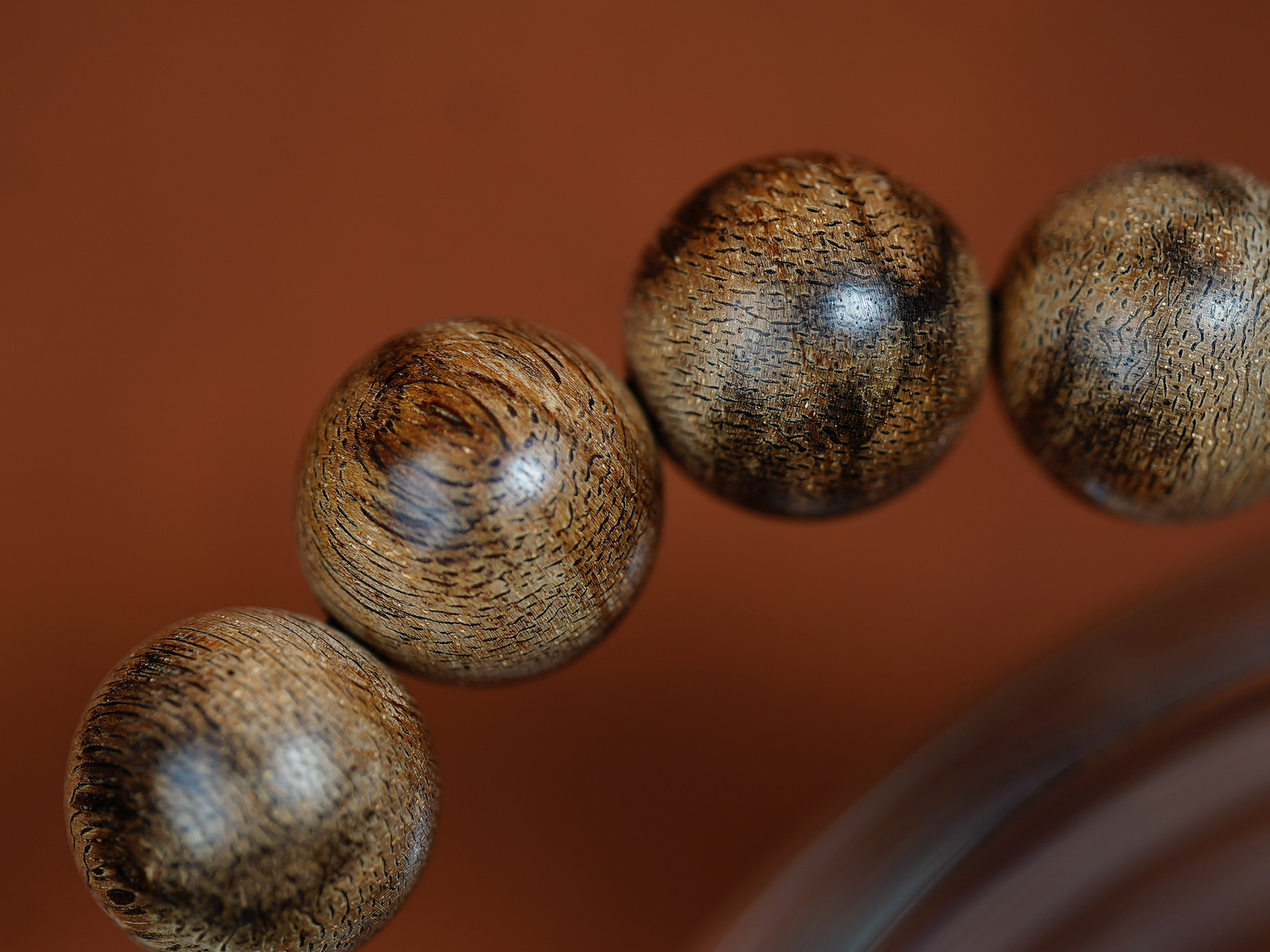 【西马虎斑·16mm】21 克
土黄与深褐交织成天然虎斑肌理，油润十足。
香韵初闻清冽带凉，混着草木的质朴，像晨雾漫过林间；转瞬蜜甜渐浓，清甜不烈，裹着淡淡花果香缓缓漫开；尾调药香回甘绵长，温润通透醇厚。
随身佩戴，淡淡香韵随行，低调又有韵味。