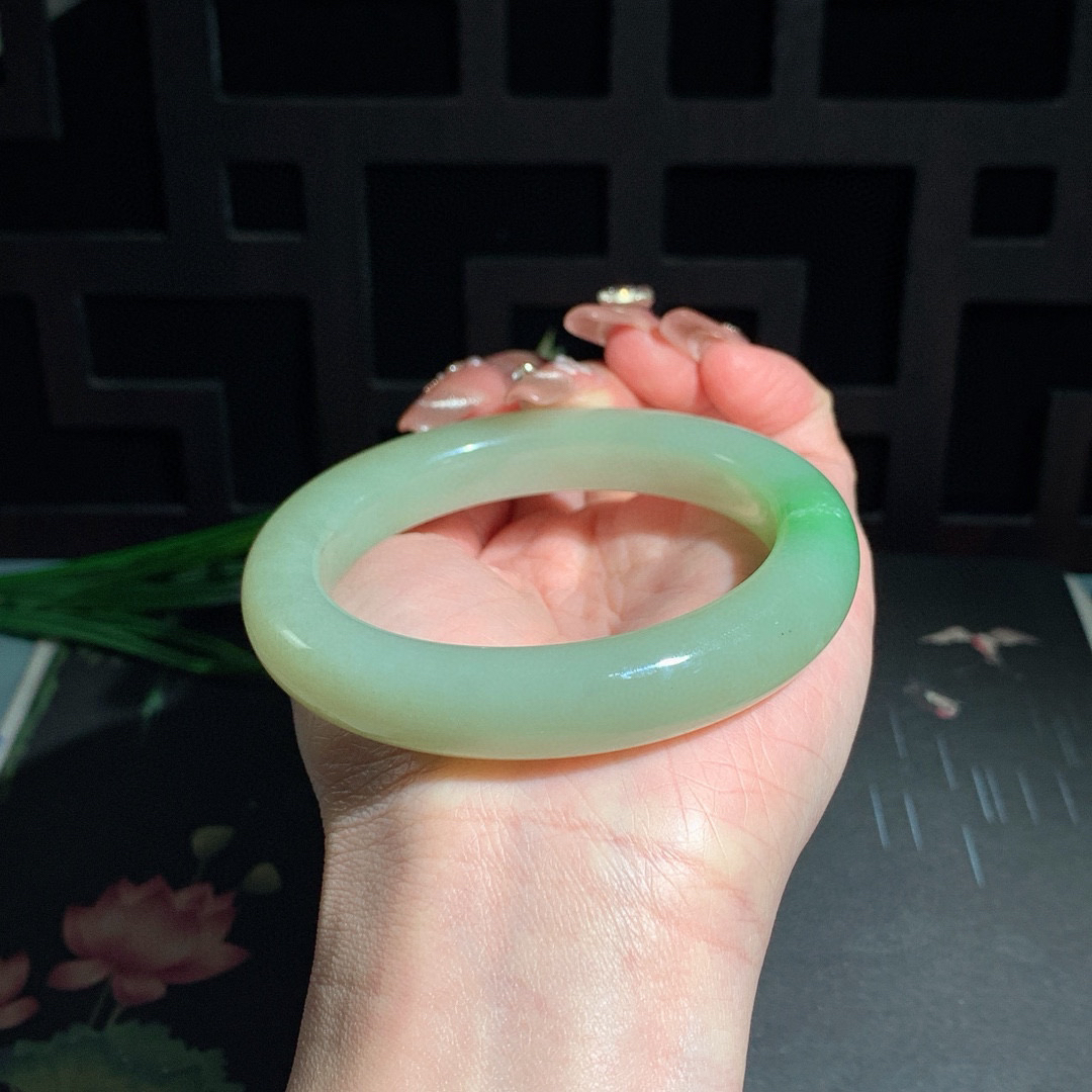和田玉59圈口翠青手镯！玉质细腻油润 底色纯净 无纹裂 脂粉好，品质高