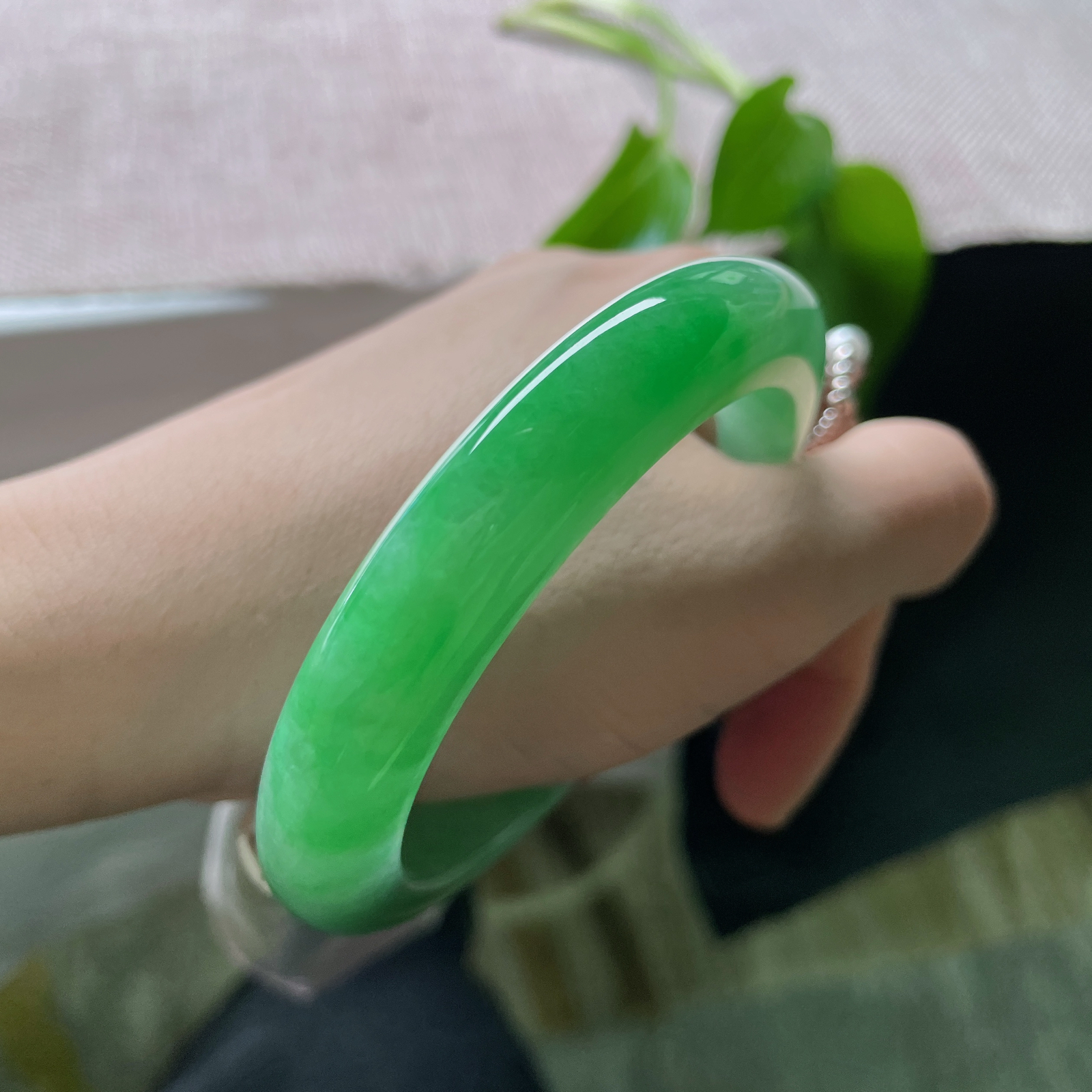 58.1/11.4/9.8绿底正圈，静水深流，满绿藏心。沉稳又不失庄重。无纹裂。