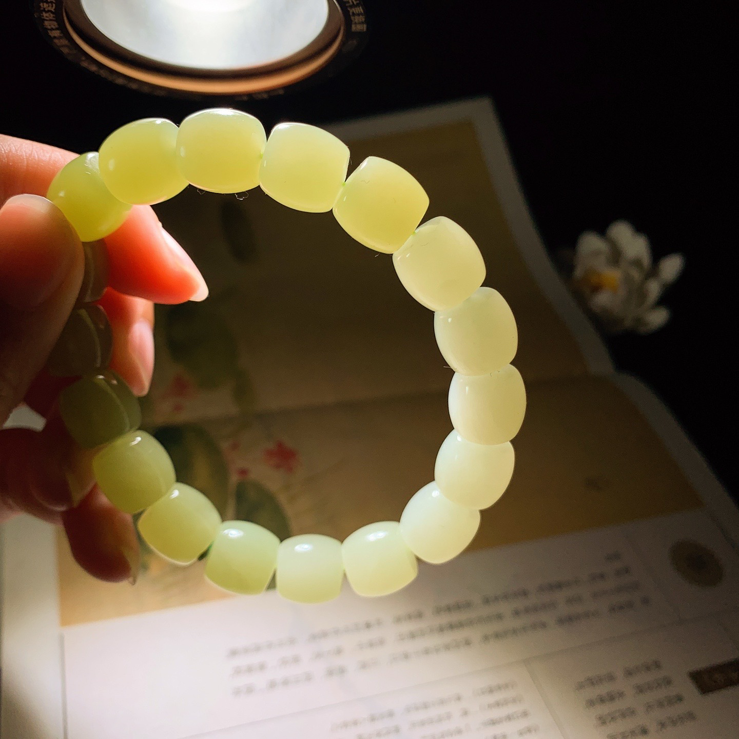 新疆和田玉若羌黄口料直切手串！单颗尺寸11重51克 玉质细腻油润 底色纯净 脂粉好，品质好。lt260327