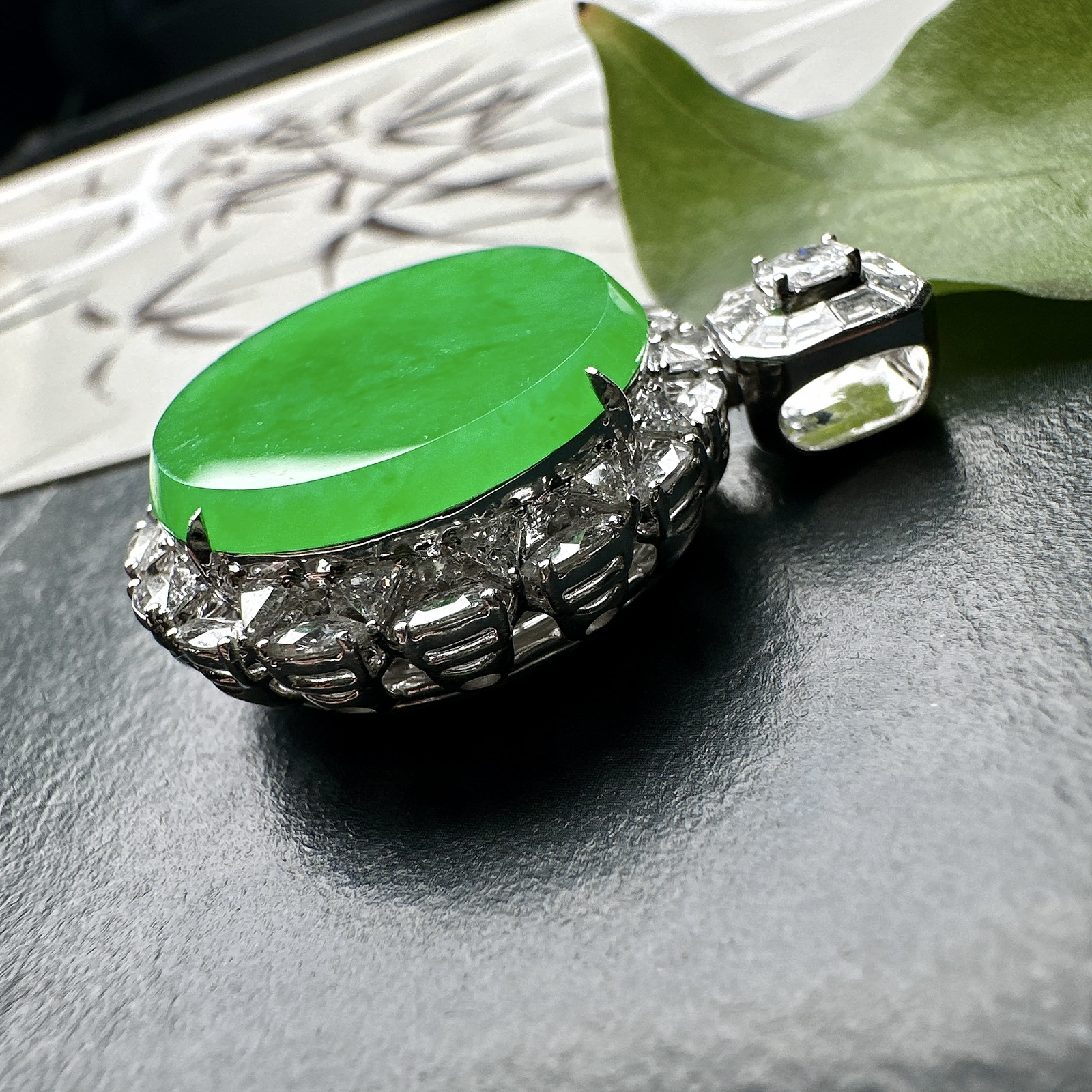 【冰种满绿圆无事牌】阳绿色泽，种水颜色都不错，冰感明显，质地细腻干净，佩戴佳品。18k金钻镶嵌，裸石尺寸20.1*2.8毫米