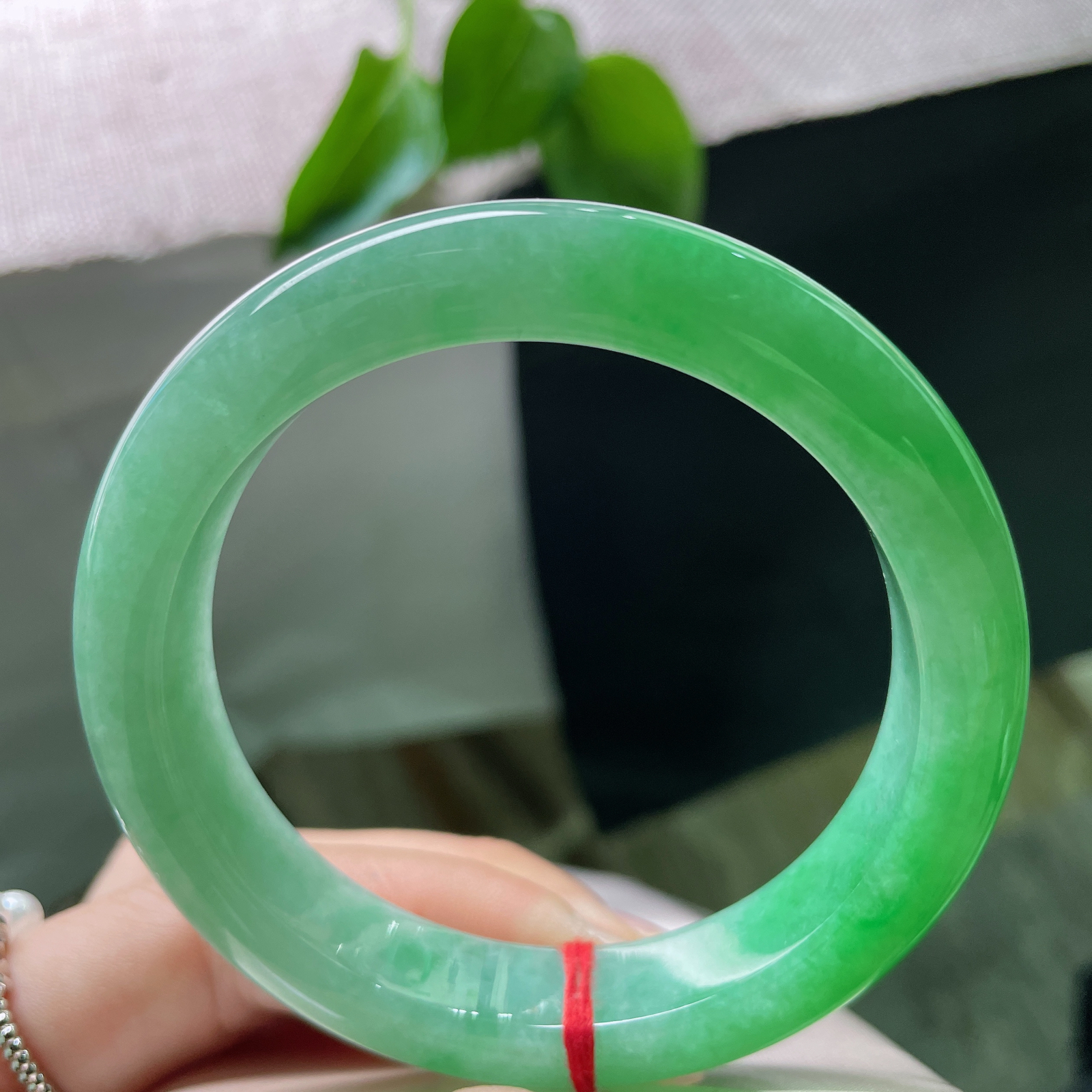 57.4/12.3/9.5，满绿正圈，色泽浓郁，腕间有青山，心中自有度。无纹裂