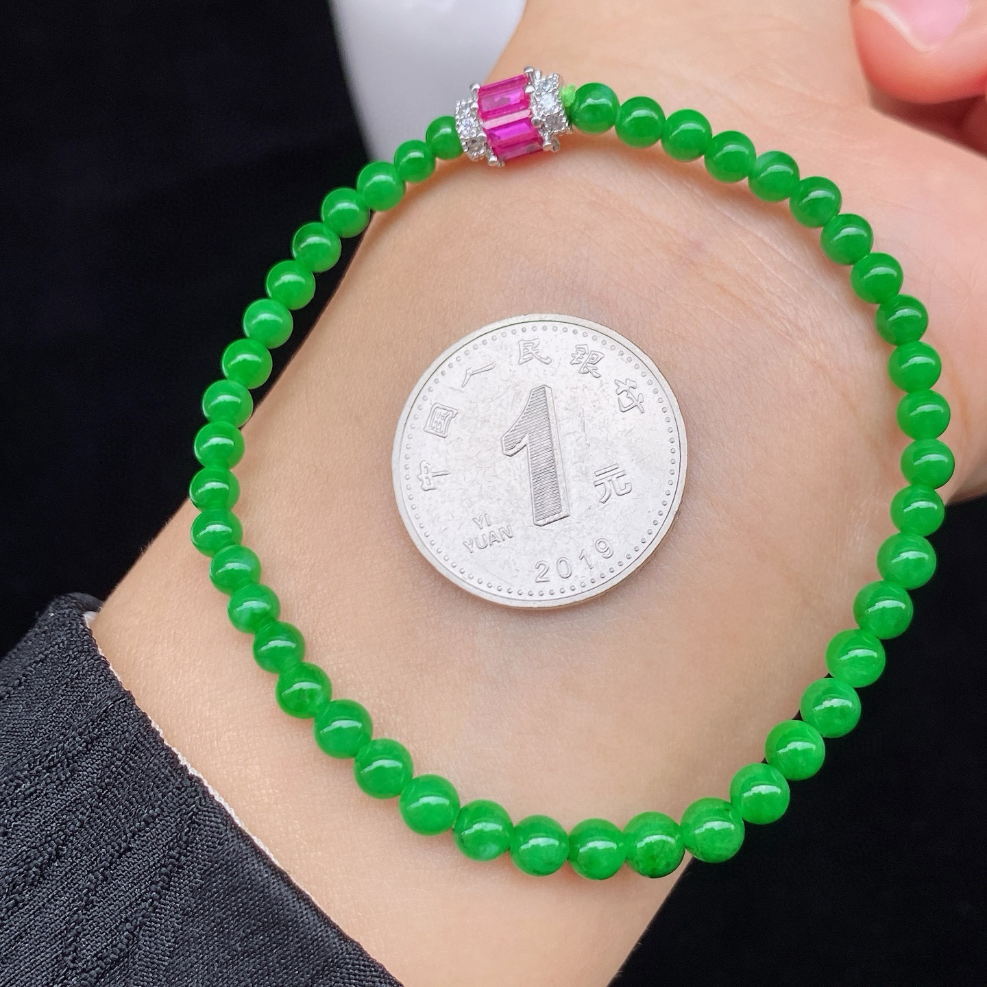 冰阳绿小米珠手串
种老肉细，色阳色正
精致简约，高性价比‼️实物更美～