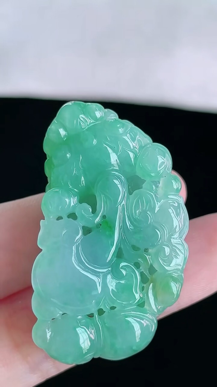 【翡翠名称】老坑种冰双彩虹飘绿吊坠挂件
【翡翠尺寸】42.3/23.9/15.5mm
【翡翠描述】宝贝种老水足，玉质细腻，色泽靓丽，性价比高，佩戴效果好！
【其它赠送】权威证书/精美挂绳盒子/支持全国复检