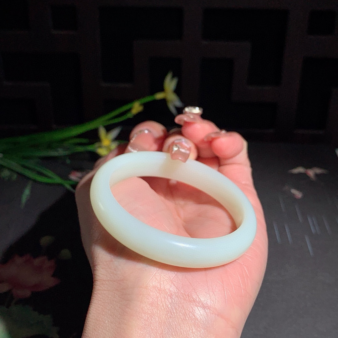 和田玉50.5圈青白玉手镯！玉质细腻油润 底色纯净 无裂无杂 脂粉好，品质高。