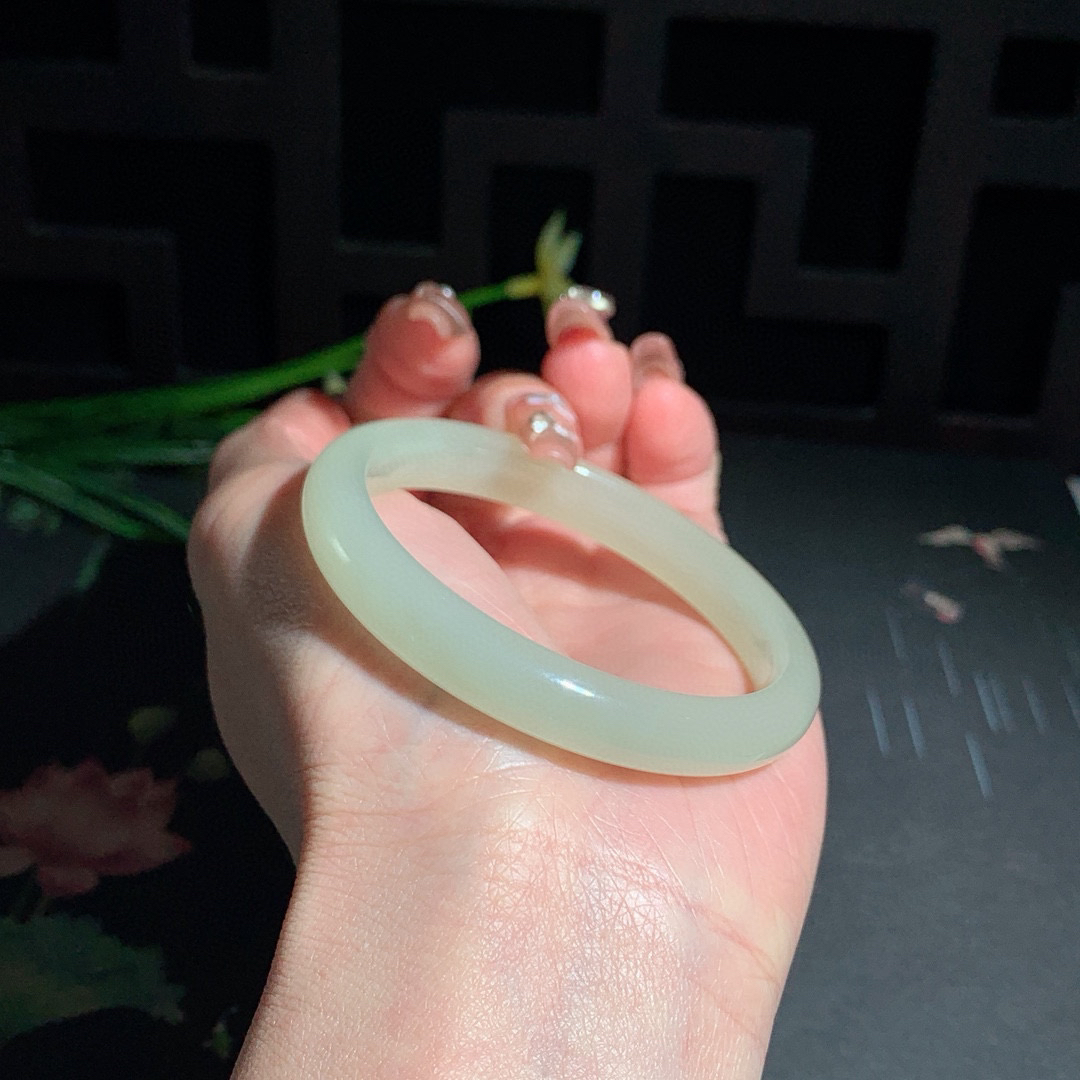 和田玉51.5圈晴水色手镯！玉质细腻油润 底色纯净 无裂无黑 脂粉好，品质高。