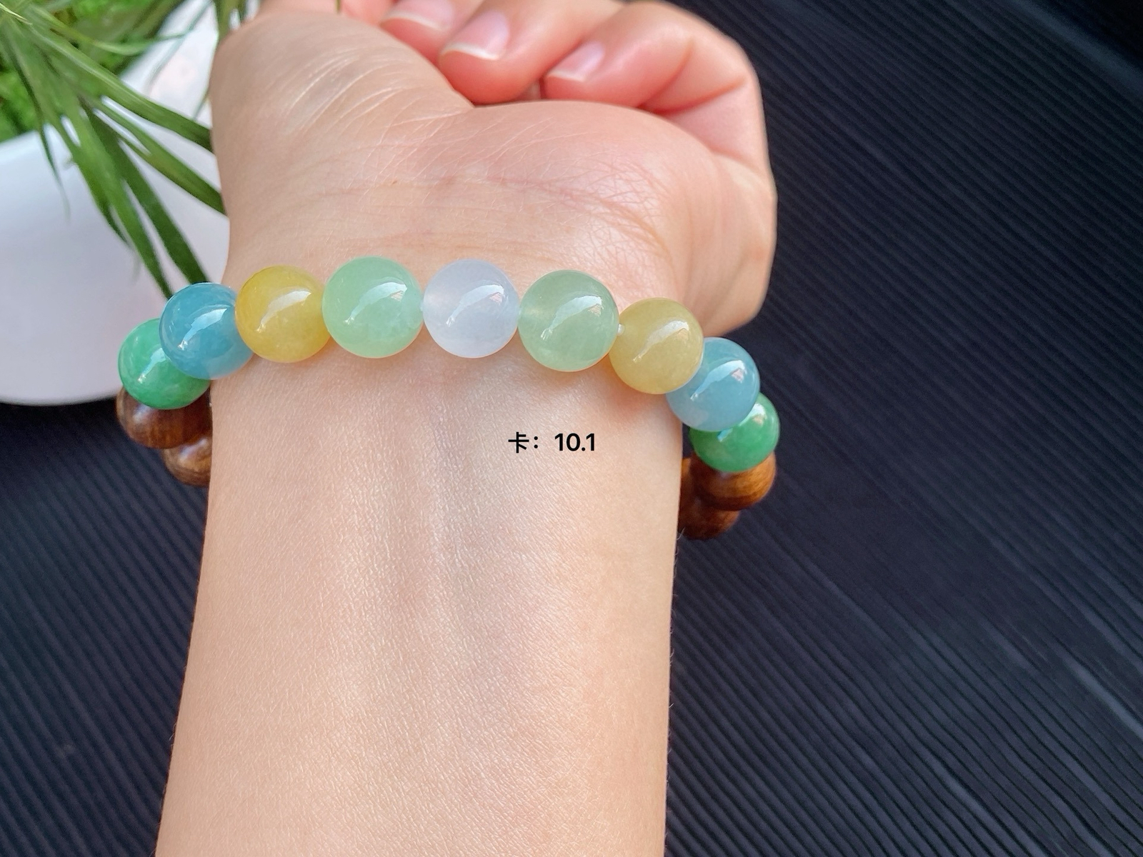 ​​​翡翠多宝木珠手串​
色彩丰富，有绿、黄、蓝、白等，光泽通透
木珠纹理清晰，沉稳有质感