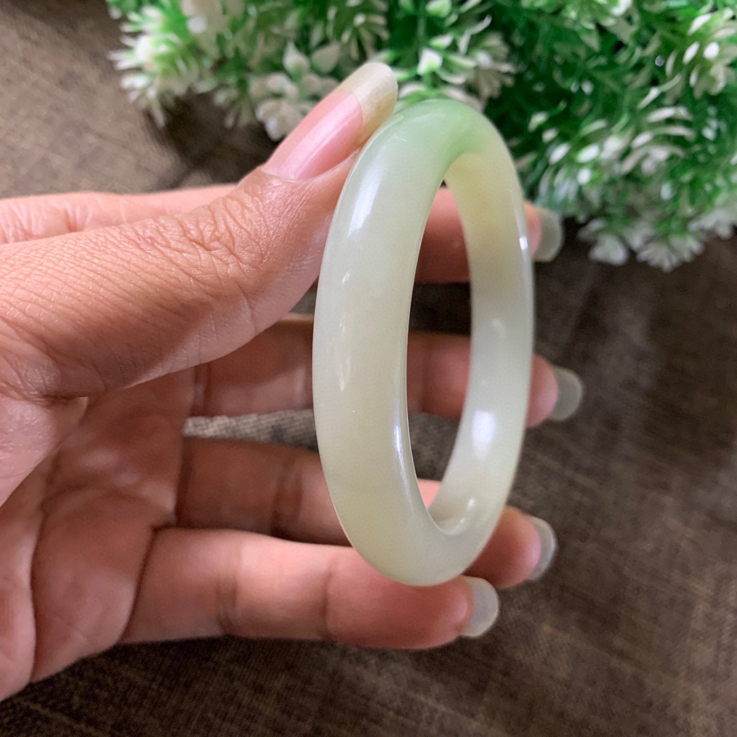 55圈口和田玉翠青手镯，镯型古朴典雅。在诗情画意的雨巷相遇，你是我腕间的一抹风情，有你眸有深情.清风