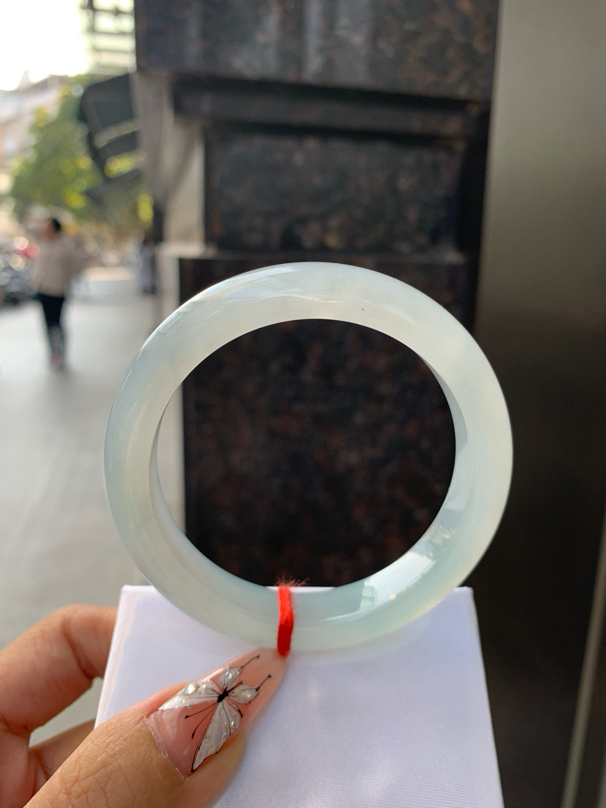 天空蓝正圈
56.5-8.6-11.5
底妆水润，质地细腻，天空蓝底色均匀，由内而外散发出温婉气质，清爽治愈