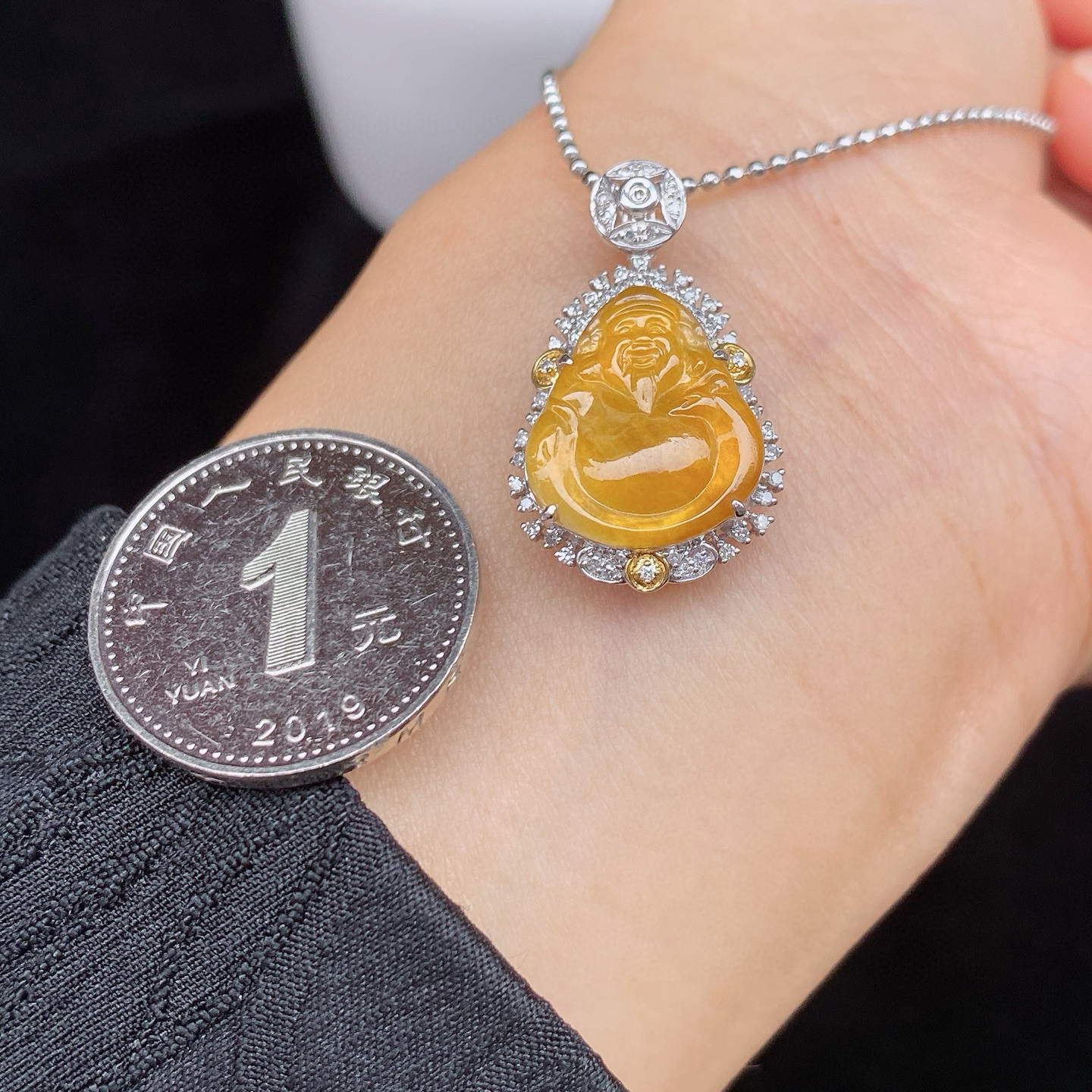 冰黄翡财神吊坠 
冰透种好，招财必备
18k金镶嵌，高性价比‼️实物更美～