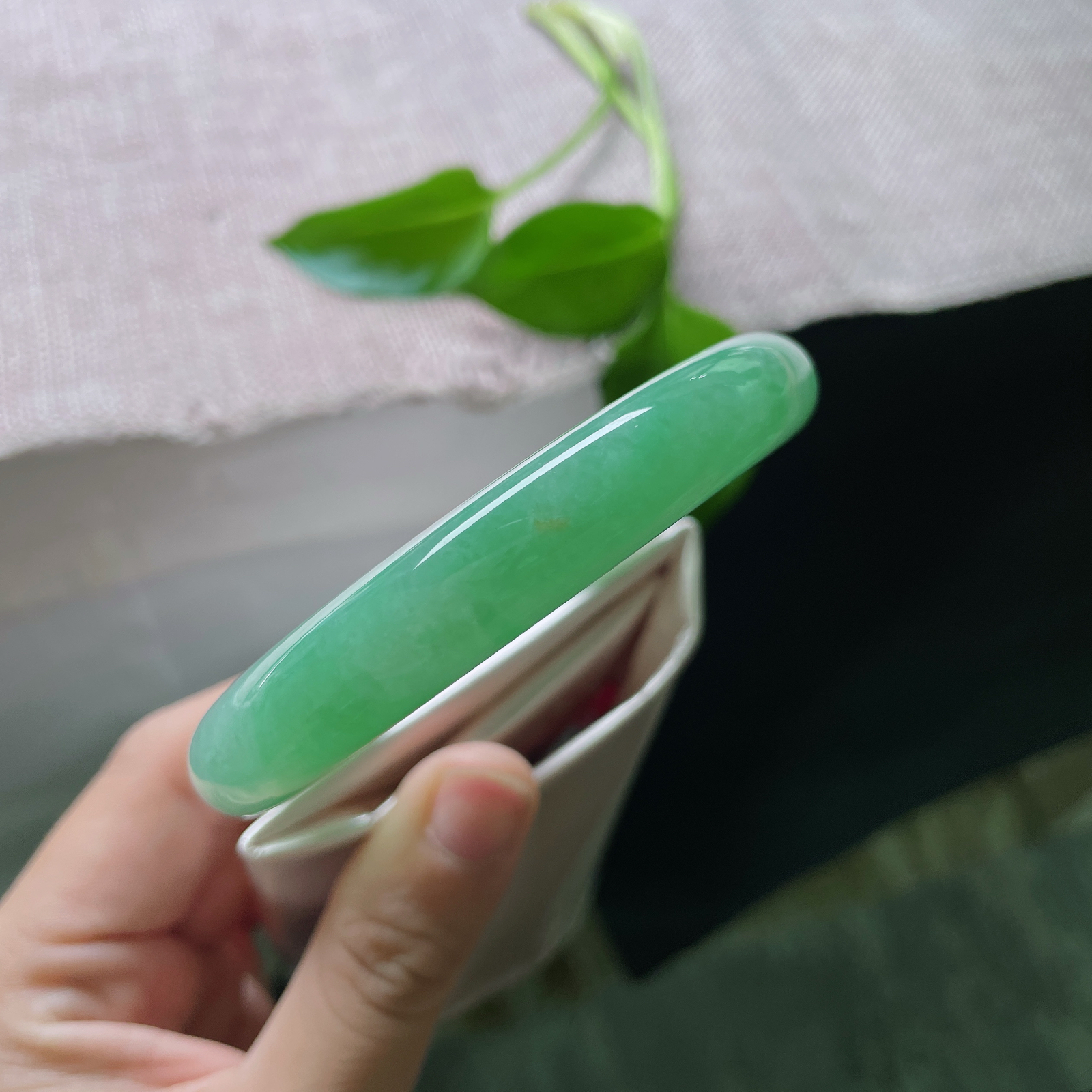 56.7/11.8，绿底圆条，满圈阳绿，均匀铺满。老坑料，肉质细腻，上手显白贵气。无纹裂