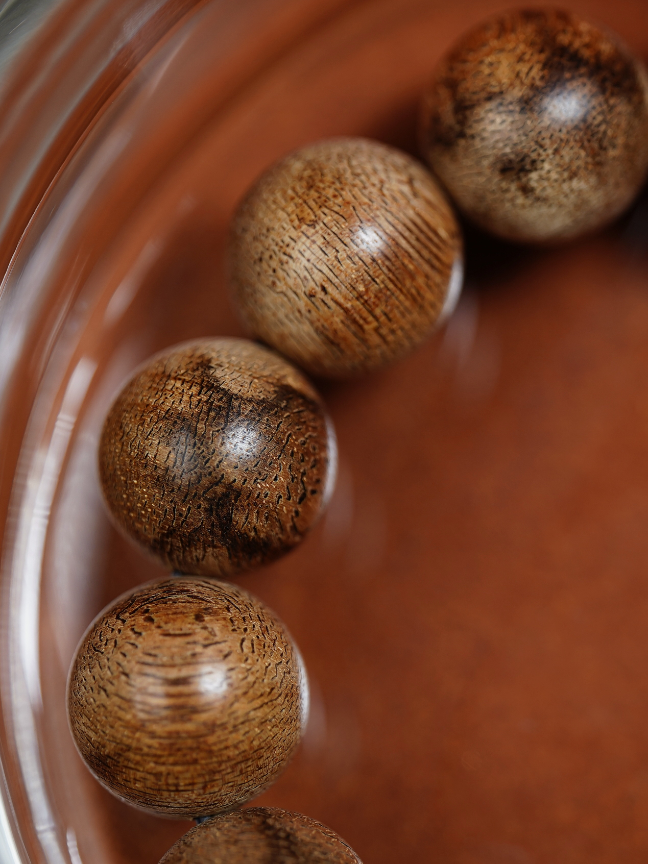 【西马虎斑·16mm】21 克
土黄与深褐交织成天然虎斑肌理，油润十足。
香韵初闻清冽带凉，混着草木