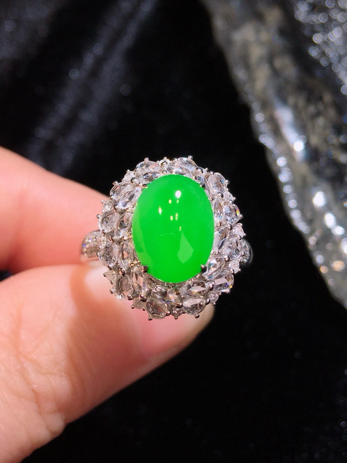 缅甸翡翠，满绿蛋面戒指
18K重金豪华镶嵌钻石C27