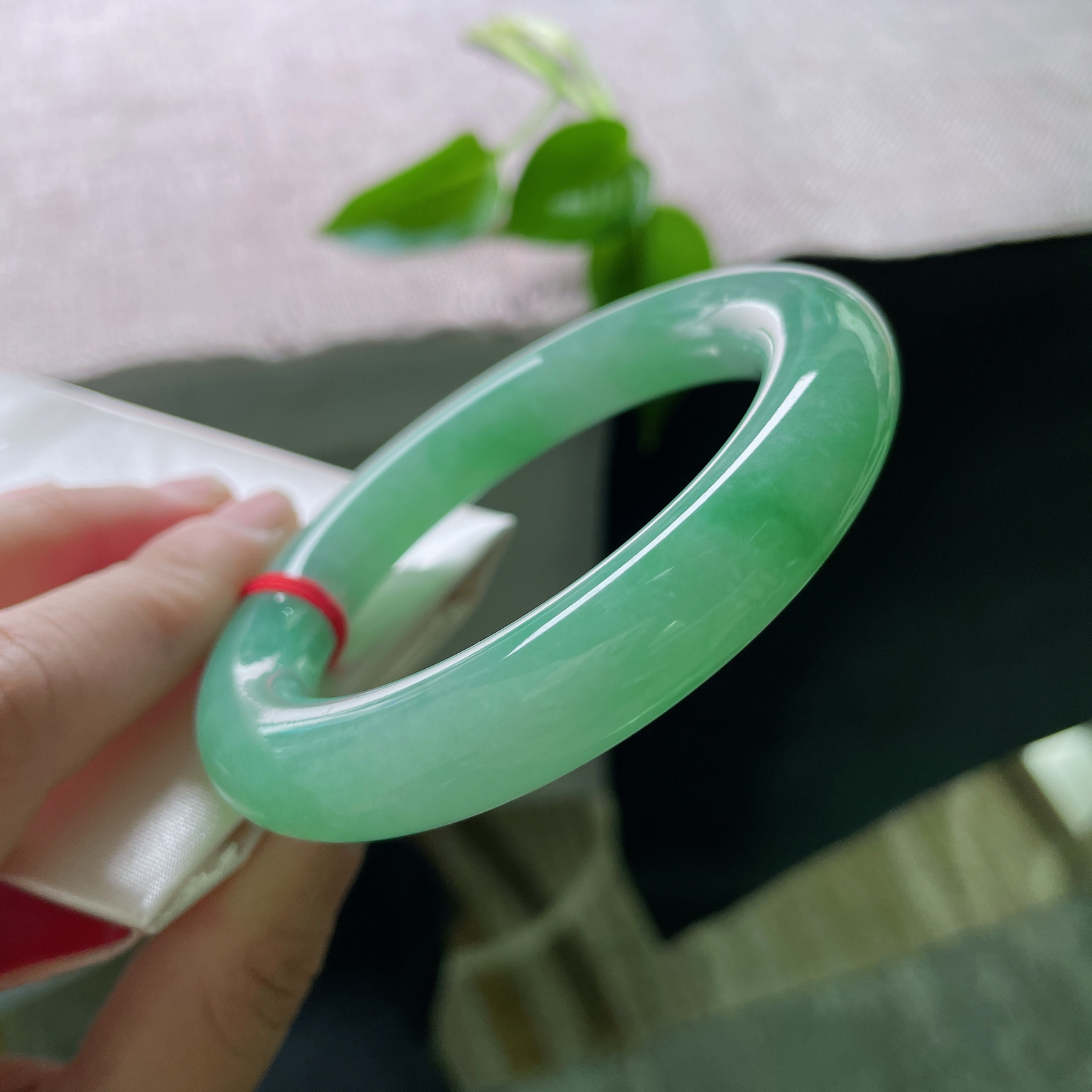 55.5/11.8，满绿圆条，圆满顺遂，种老起莹，是可遇不可求的腕上臻品。无纹裂