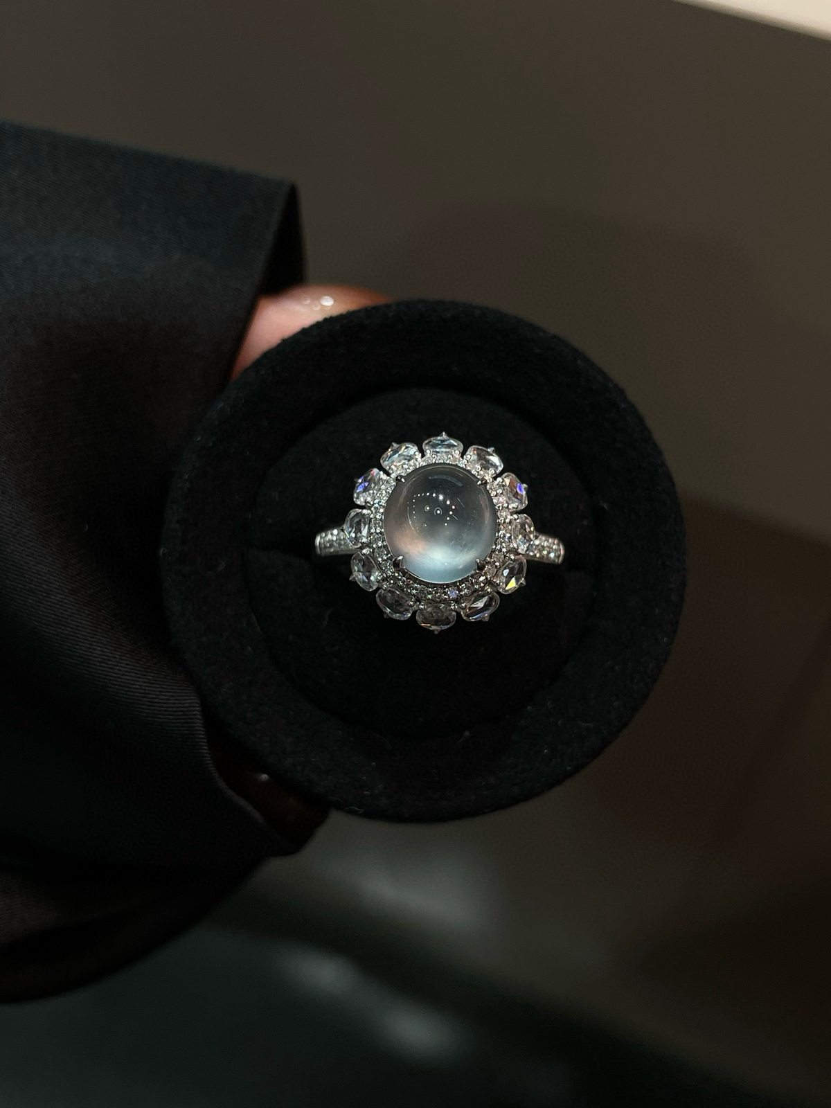 高冰玻底 起光 蛋面戒指

18k金配钻镶嵌