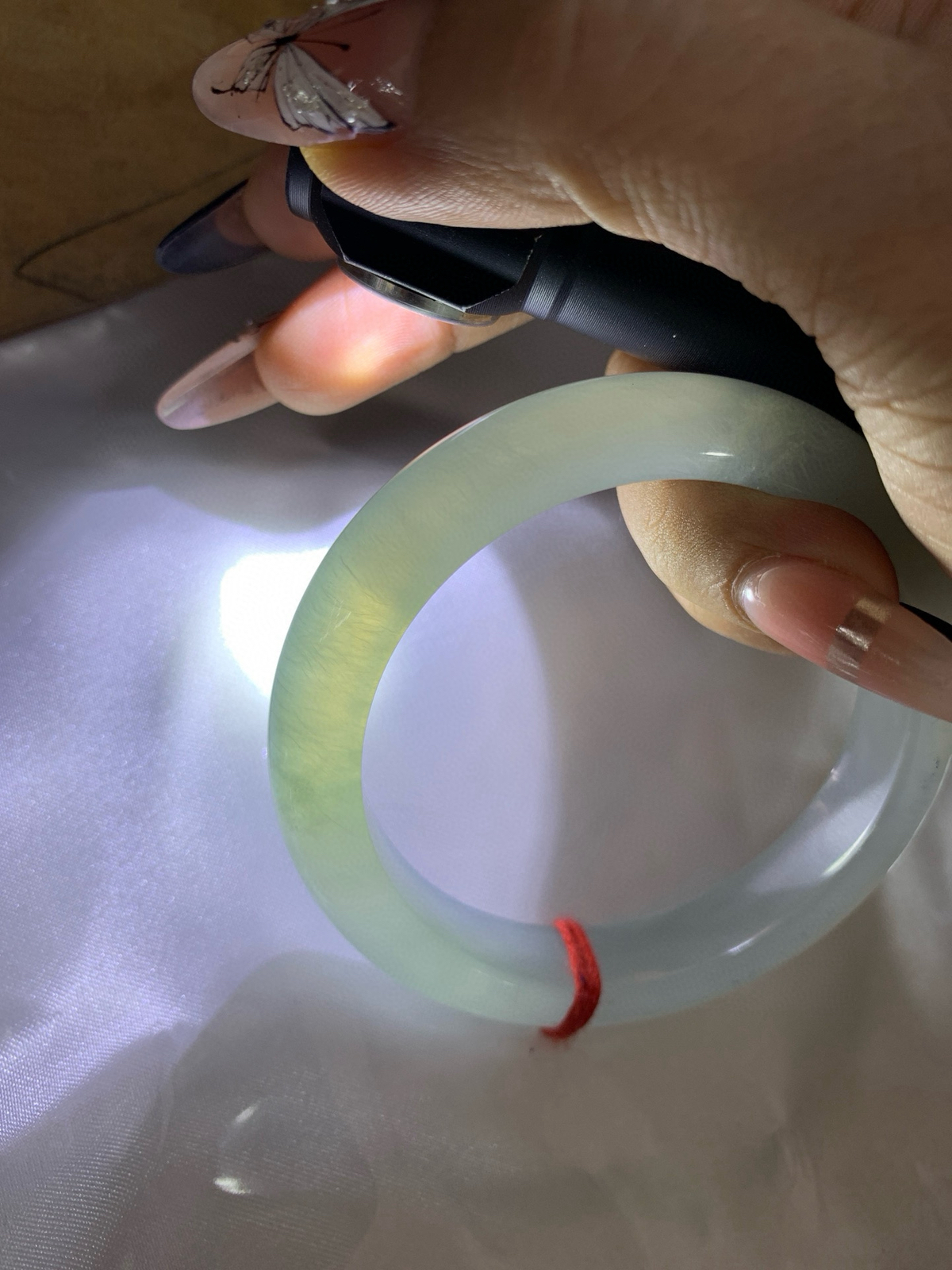 天空蓝正圈
56.5-8.6-11.5
底妆水润，质地细腻，天空蓝底色均匀，由内而外散发出温婉气质，清爽治愈