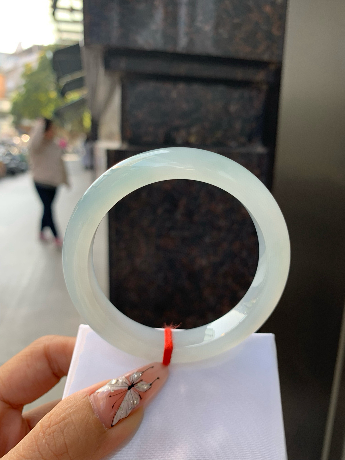 天空蓝正圈
56.5-8.6-11.5
底妆水润，质地细腻，天空蓝底色均匀，由内而外散发出温婉气质，清爽治愈