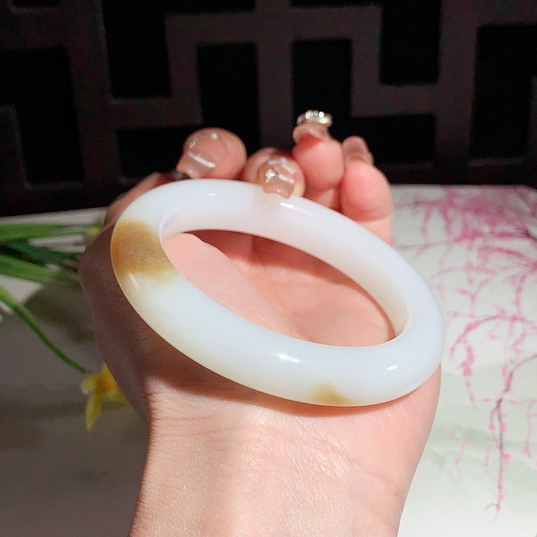 收藏款，和田玉55圈口且末糖手镯！玉质细腻油润 底色纯净 无裂无杂 脂粉好，品质高。