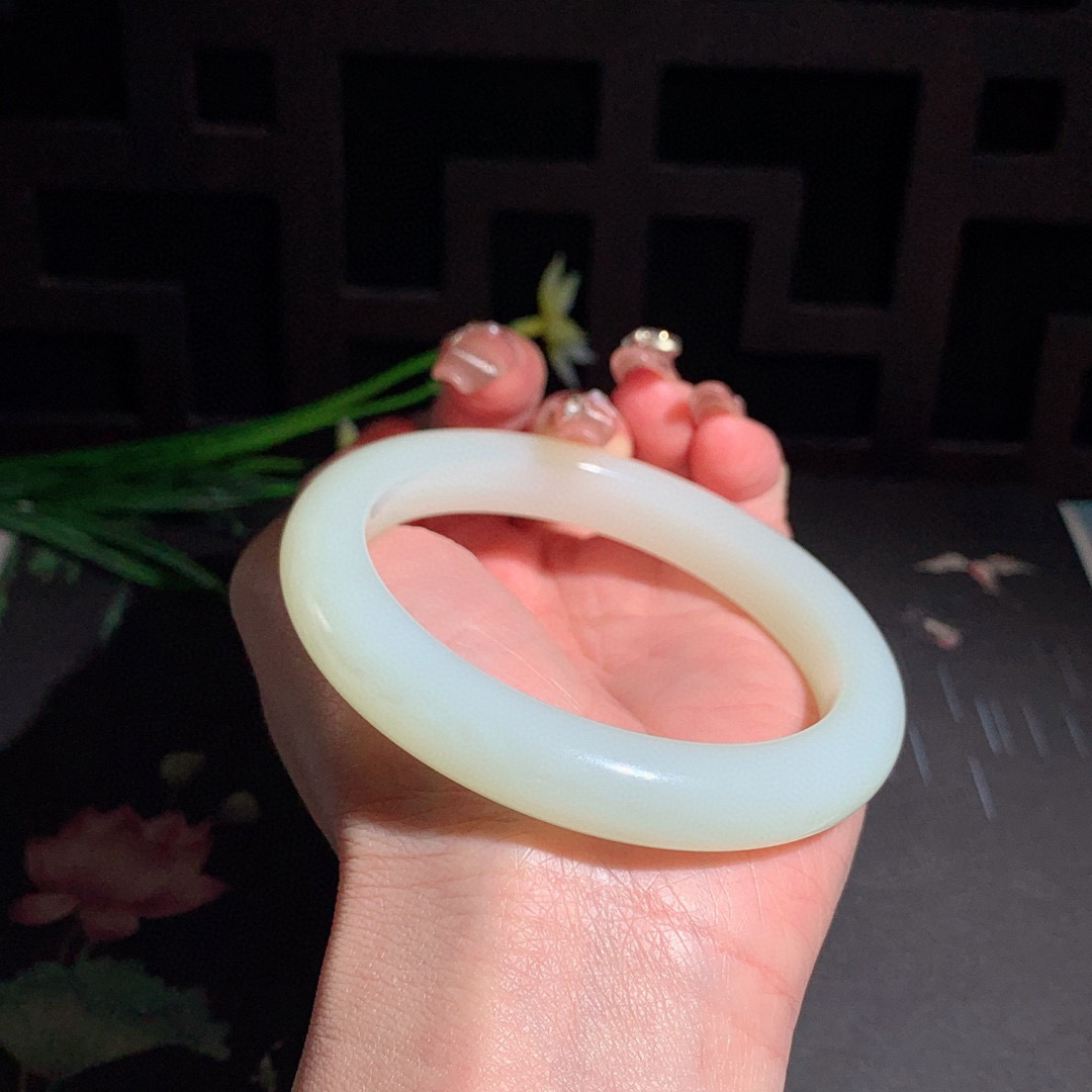 和田玉60圈青白玉手镯！玉质细腻油润 底色纯净 无裂无杂 脂粉好，品质高。