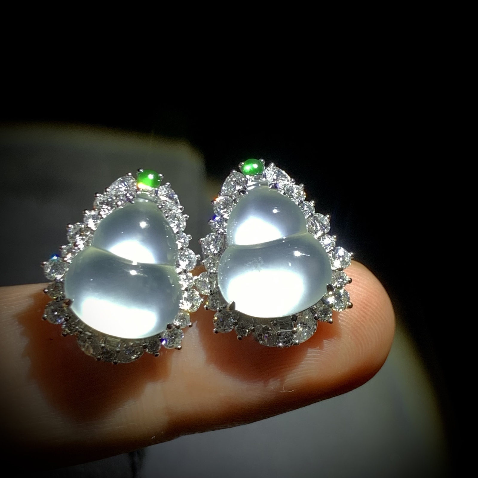 白葫芦耳钉，裸石约13.5-11-3mm，
整体19-16-8mm，6.25g，
18K金，南非钻，