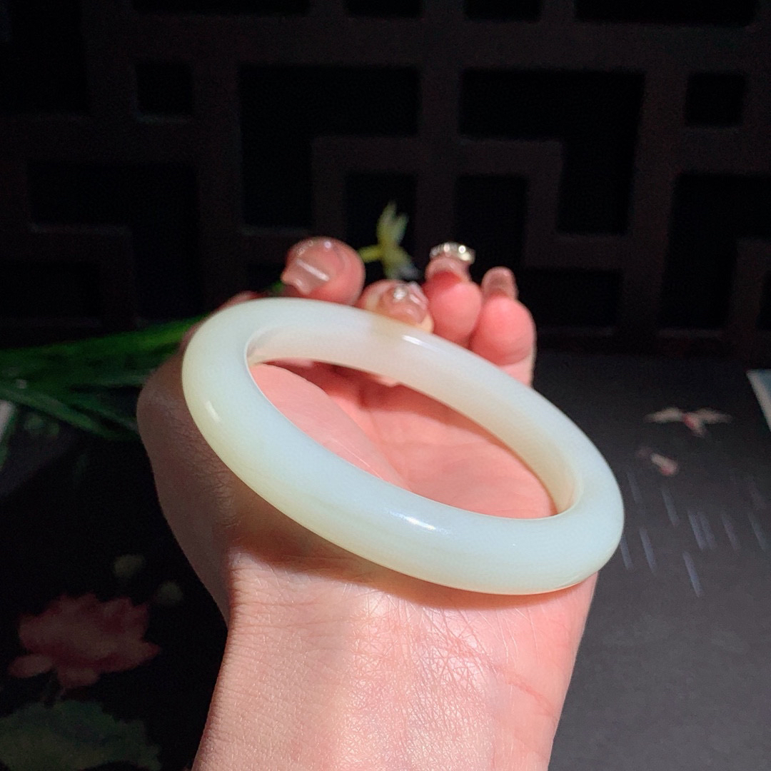 和田玉60圈青白玉手镯！玉质细腻油润 底色纯净 无裂无杂 脂粉好，品质高。