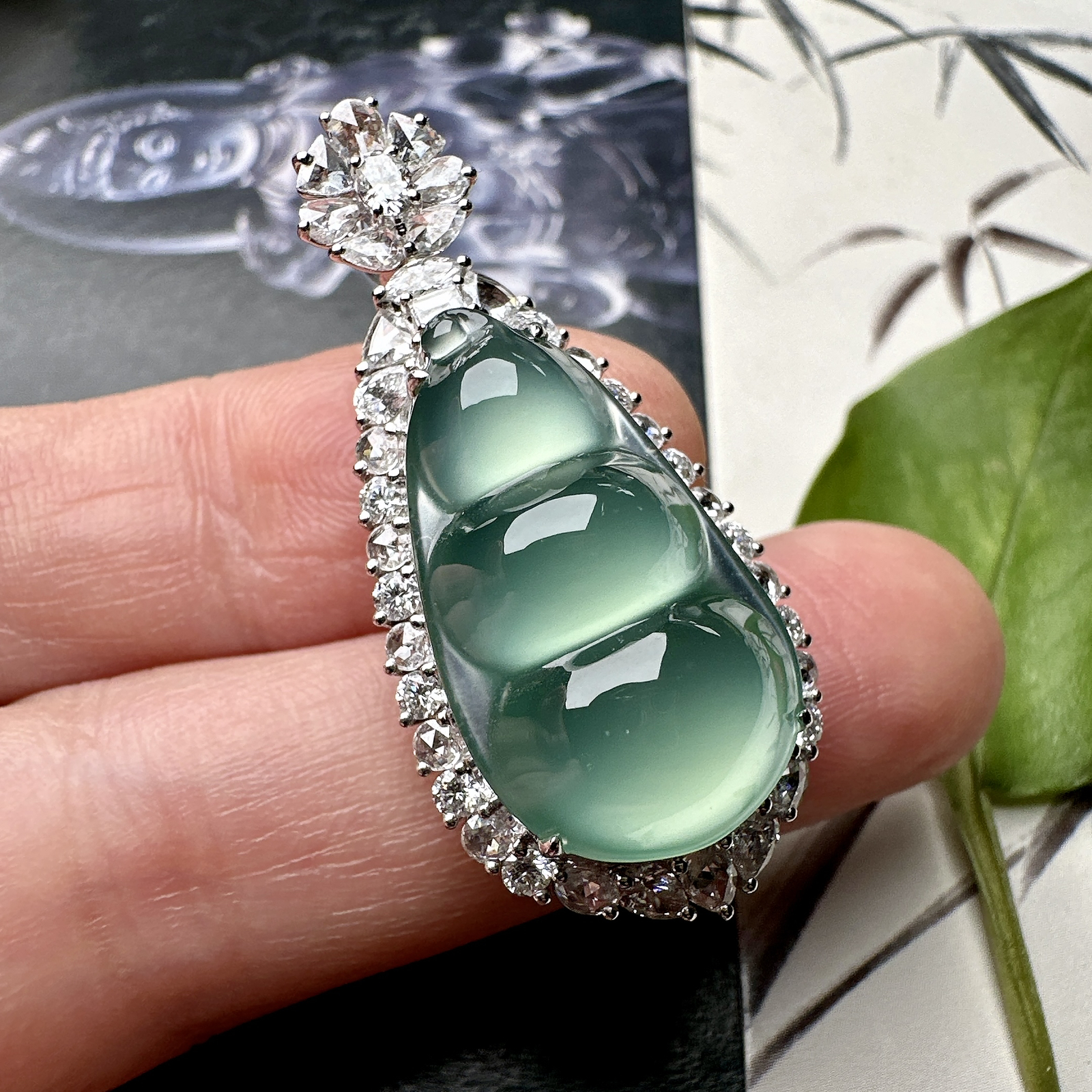 【冰种晴绿福豆吊坠】种地上乘，冰感十足，通透起光，饱满圆润，收藏品质，18k金钻镶嵌，裸石尺寸23.