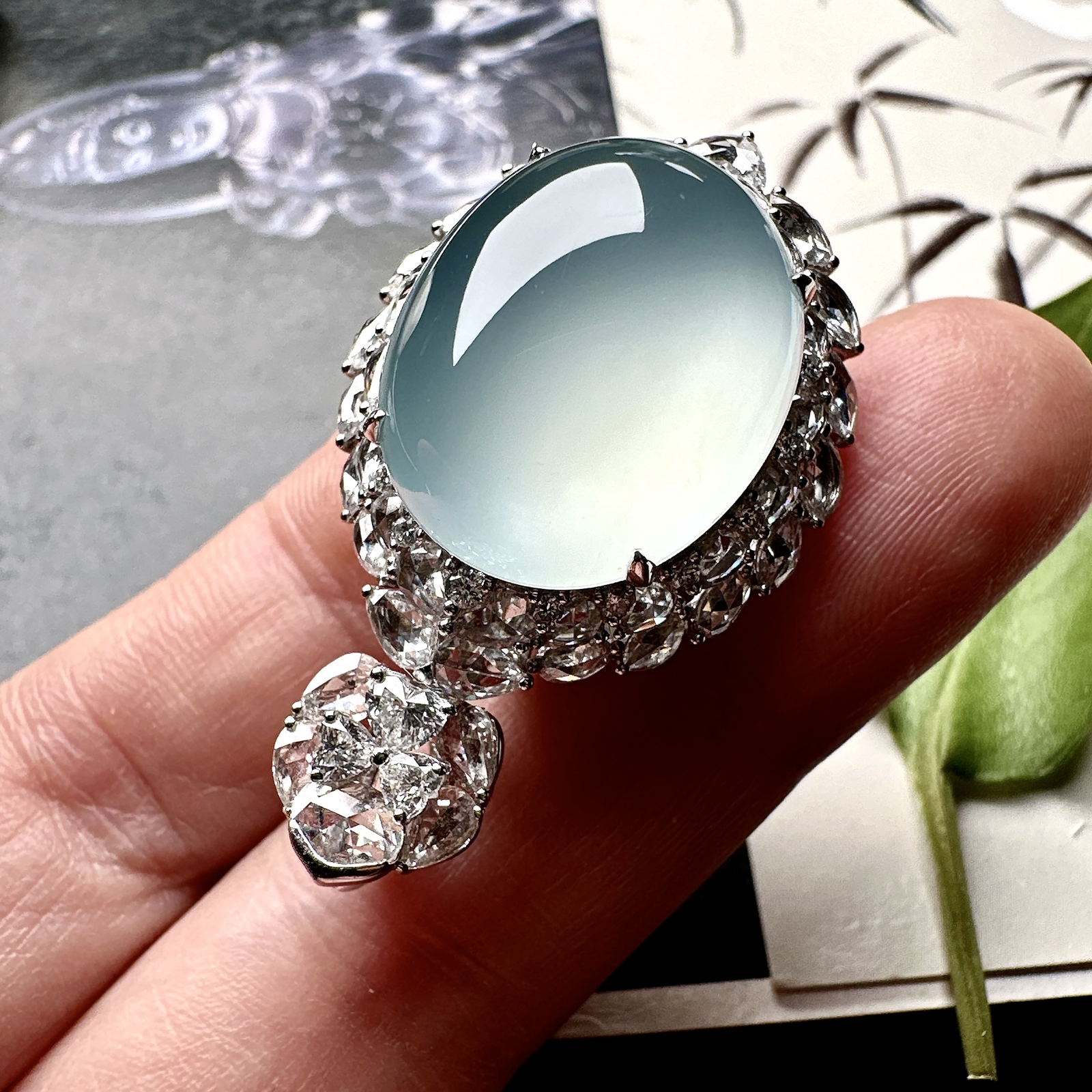 【冰种天空蓝蛋面吊坠】种地上乘，冰感十足，通透起光，饱满圆润，18k金钻镶嵌，裸石尺寸19.8*16.6*9.3毫米。